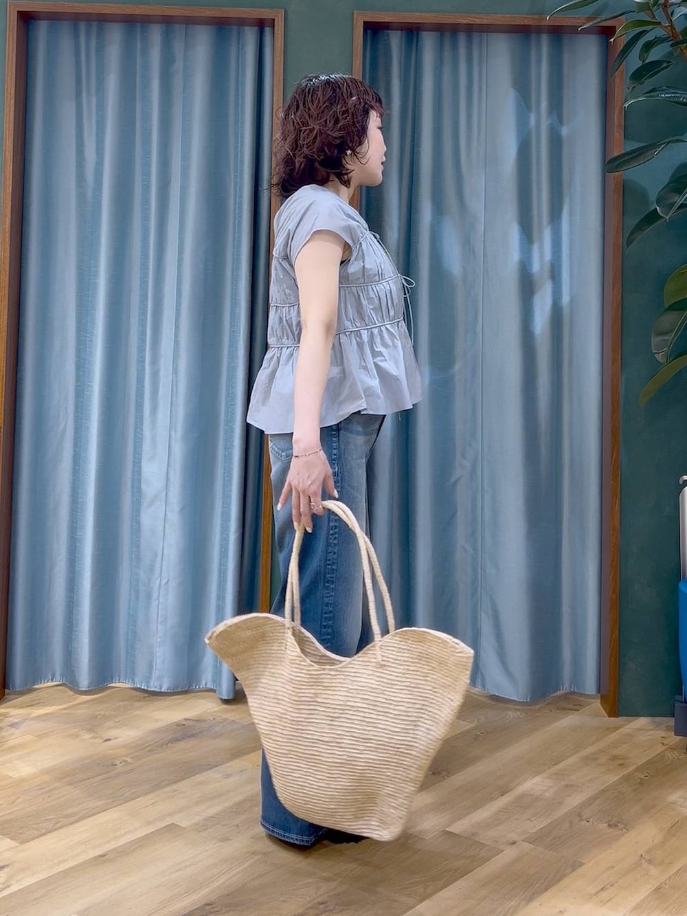 ブルー系のデニムパンツ、ブルー系のシャツ/ブラウス、ブラック系のサンダルを着用したレディースの春コーディネートの5枚目の写真