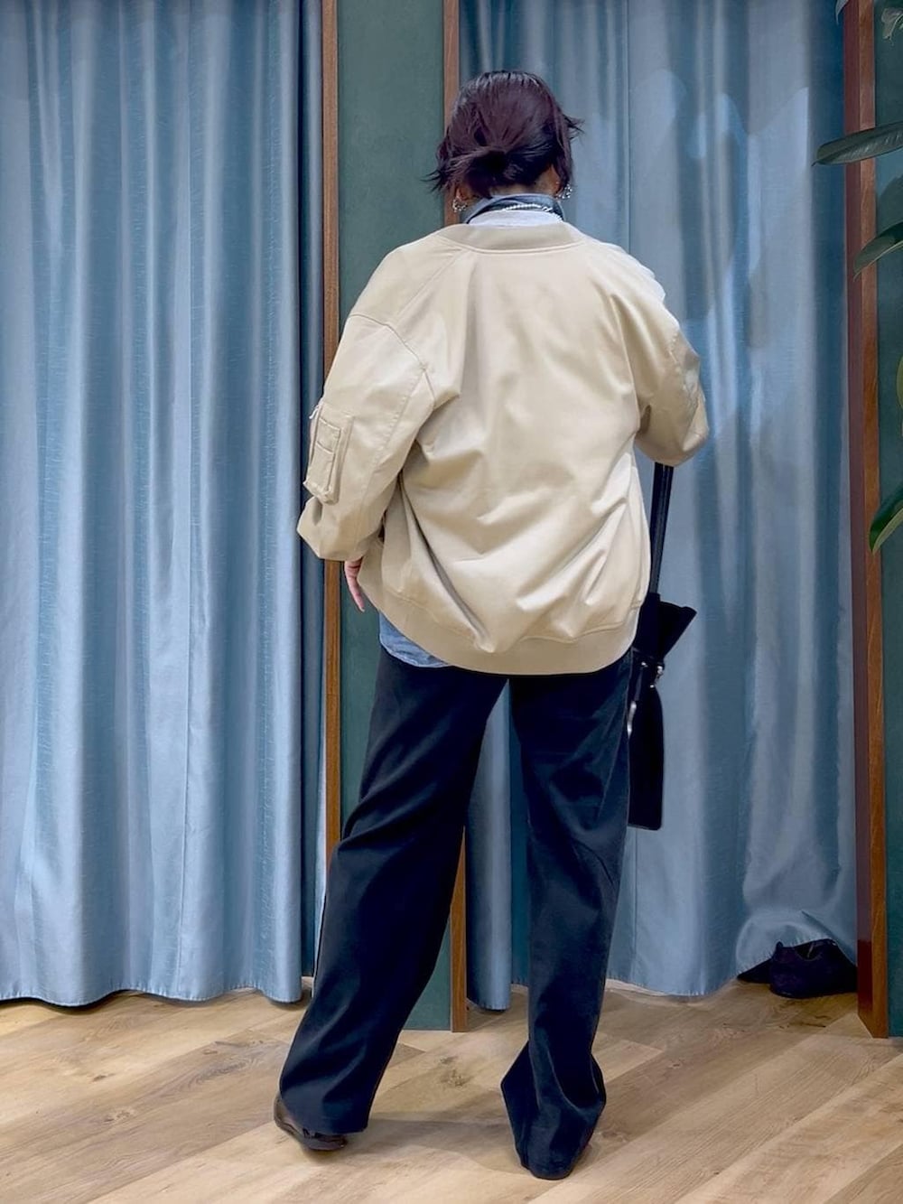 グレー系のスウェット、ブラック系のその他パンツ、ブラック系のトートバッグを着用したレディースの冬コーディネートの3枚目の写真