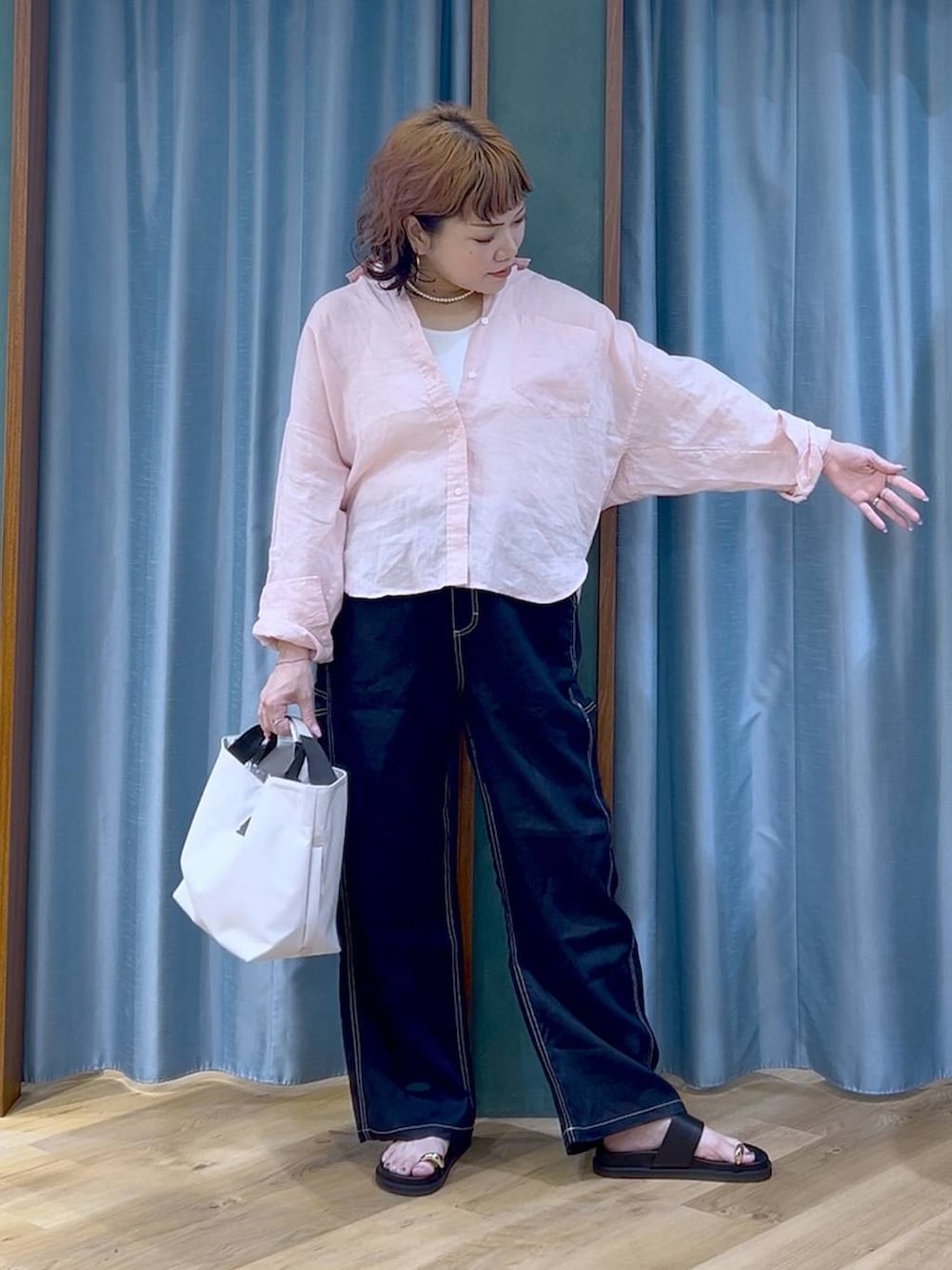 ホワイト系のトートバッグ、ブルー系のその他パンツ、ピンク系のシャツ/ブラウスを着用したレディースの夏コーディネートの3枚目の写真
