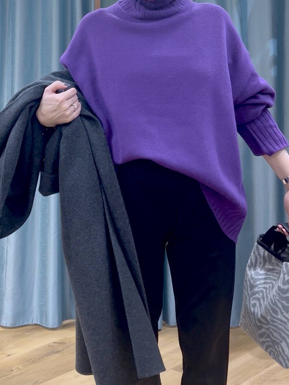 ブラック系のその他パンツ、パープル系のニット/セーター、グレー系のチェスターコートを着用したレディースの秋コーディネートの7枚目の写真