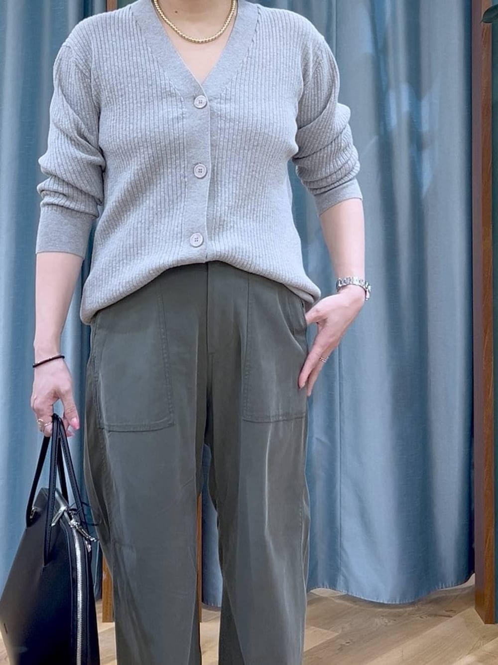 その他のトートバッグ、グレー系のカーディガン/ボレロ、グリーン系のその他パンツを着用したレディースの春コーディネートの6枚目の写真