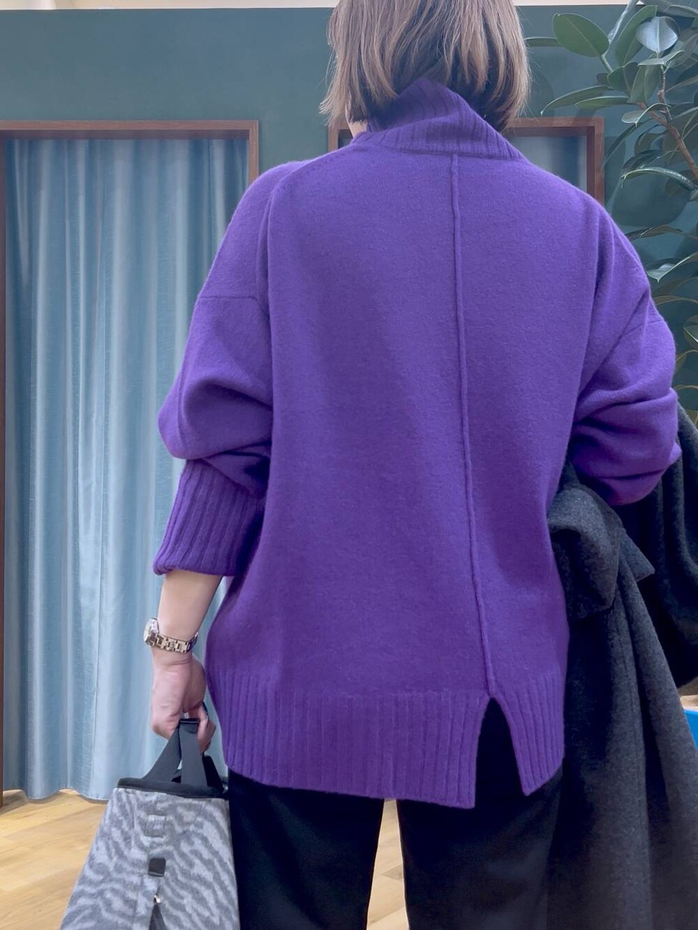 ブラック系のその他パンツ、パープル系のニット/セーター、グレー系のチェスターコートを着用したレディースの秋コーディネートの8枚目の写真