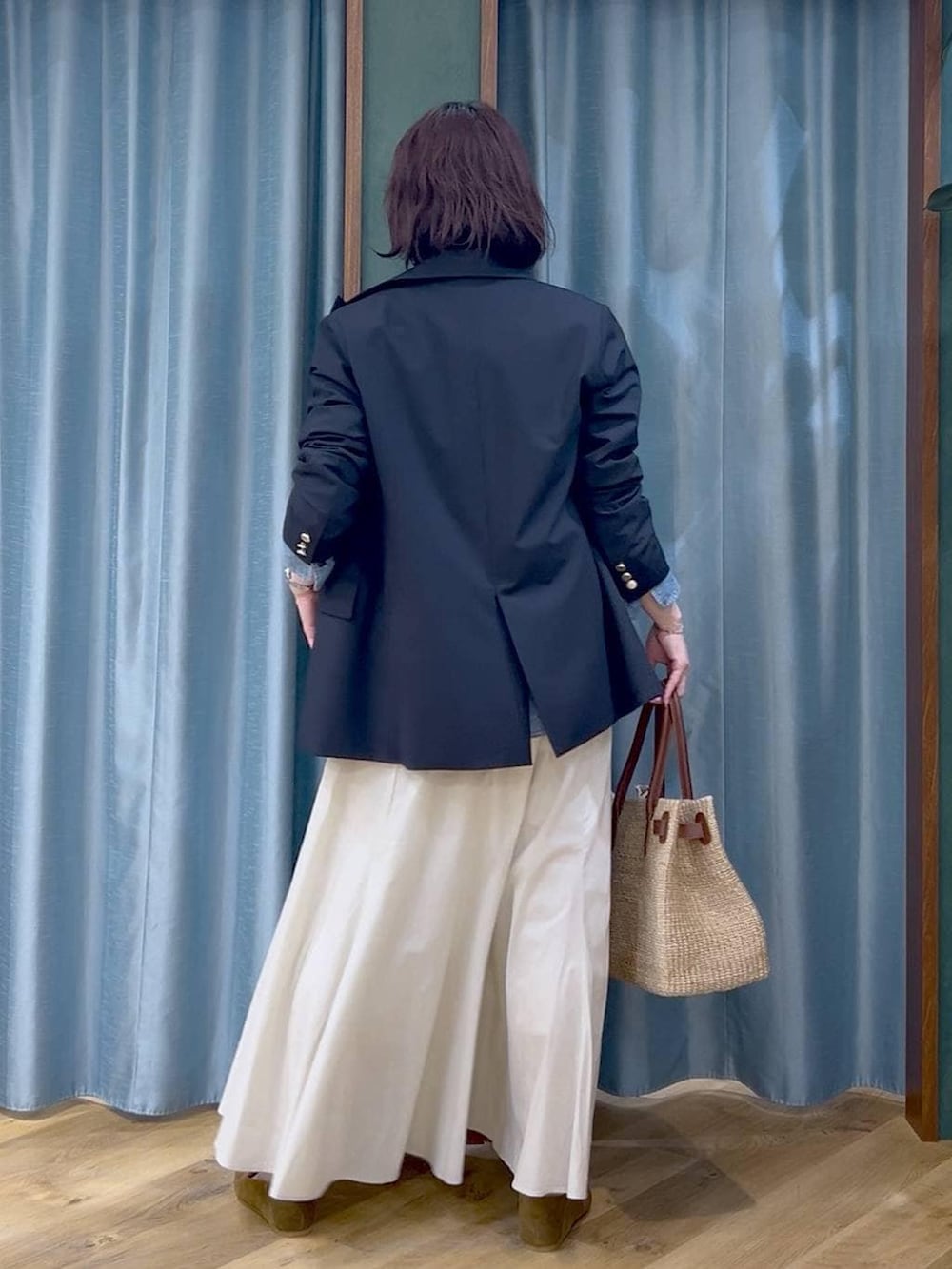 ブルー系のテーラードジャケット、ホワイト系のその他パンツ、イエロー系のローファーを着用したレディースの春コーディネートの6枚目の写真