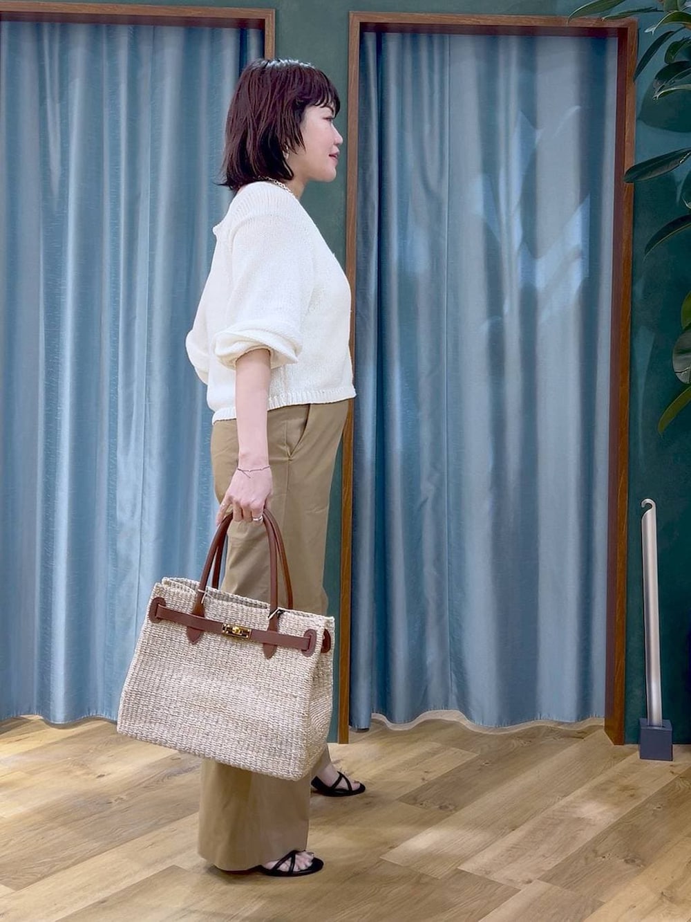 ホワイト系のキャミソール、ホワイト系のニット/セーター、ベージュ系のその他パンツを着用したレディースの春コーディネートの4枚目の写真