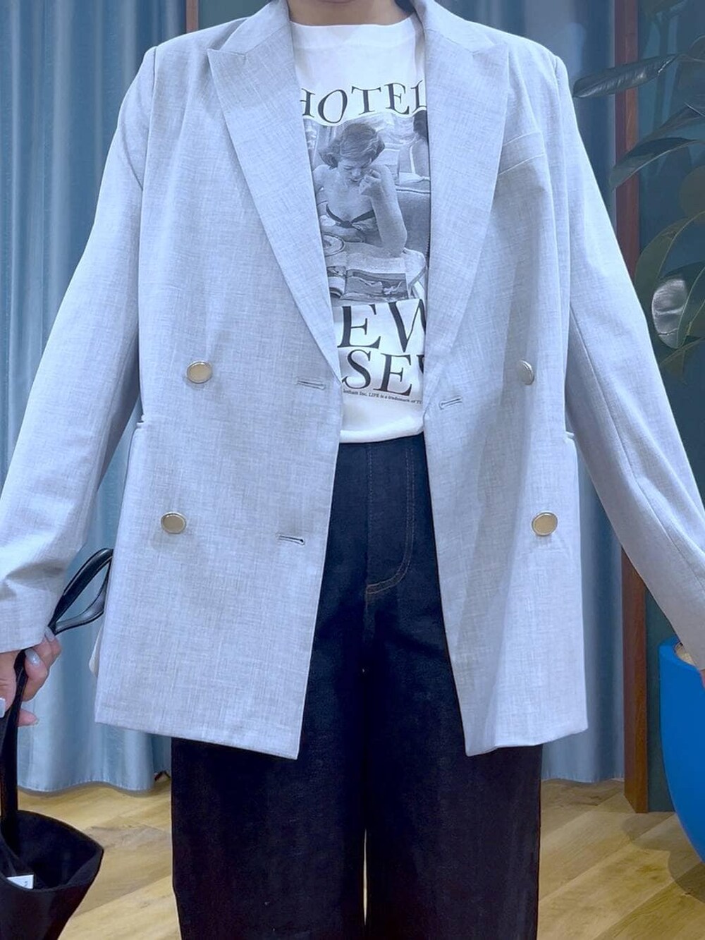 ブルー系のデニムパンツ、グレー系のテーラードジャケット、ホワイト系のTシャツ/カットソーを着用したレディースの冬コーディネートの7枚目の写真