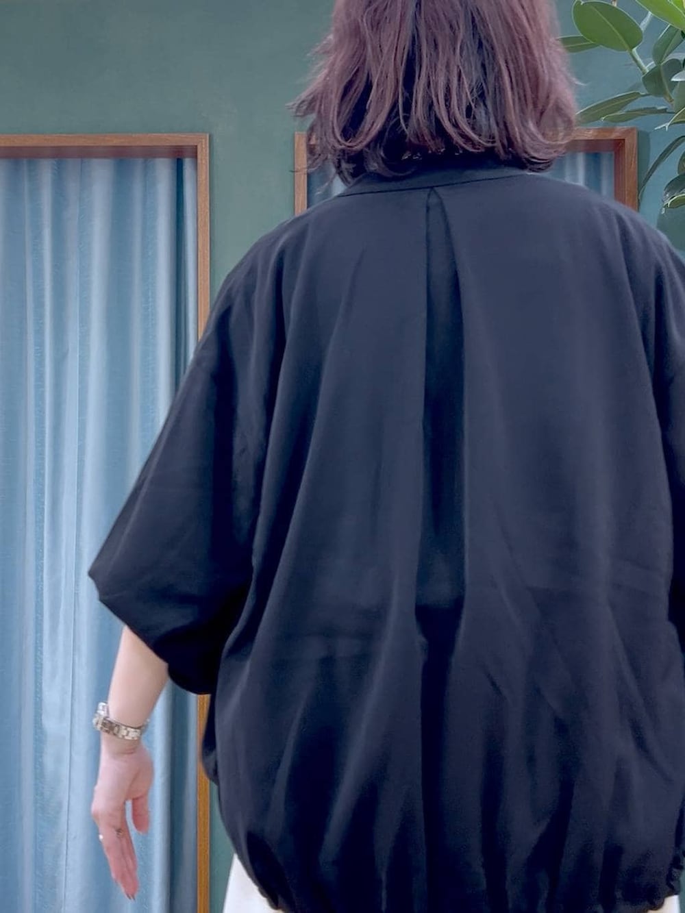 ブラック系のブルゾン、ホワイト系のその他パンツ、グレー系のTシャツ/カットソーを着用したレディースの春コーディネートの7枚目の写真