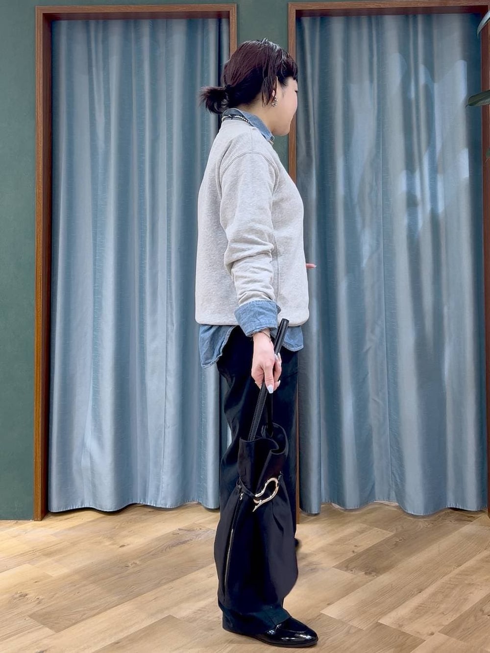 グレー系のスウェット、ブラック系のその他パンツ、ブラック系のトートバッグを着用したレディースの冬コーディネートの5枚目の写真