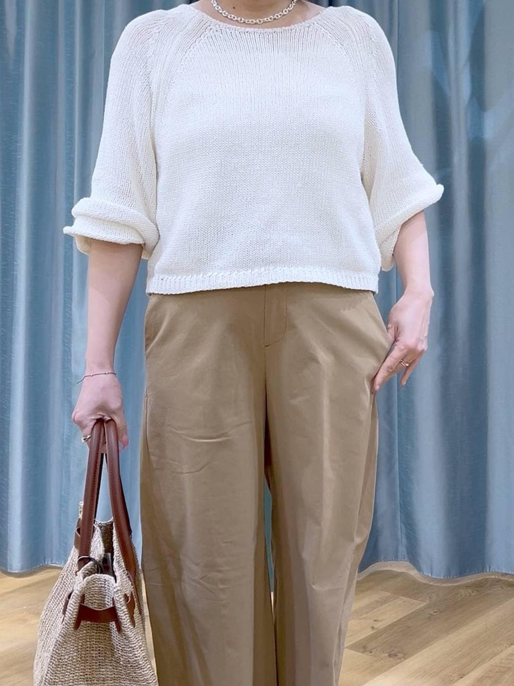 ホワイト系のキャミソール、ホワイト系のニット/セーター、ベージュ系のその他パンツを着用したレディースの春コーディネートの6枚目の写真