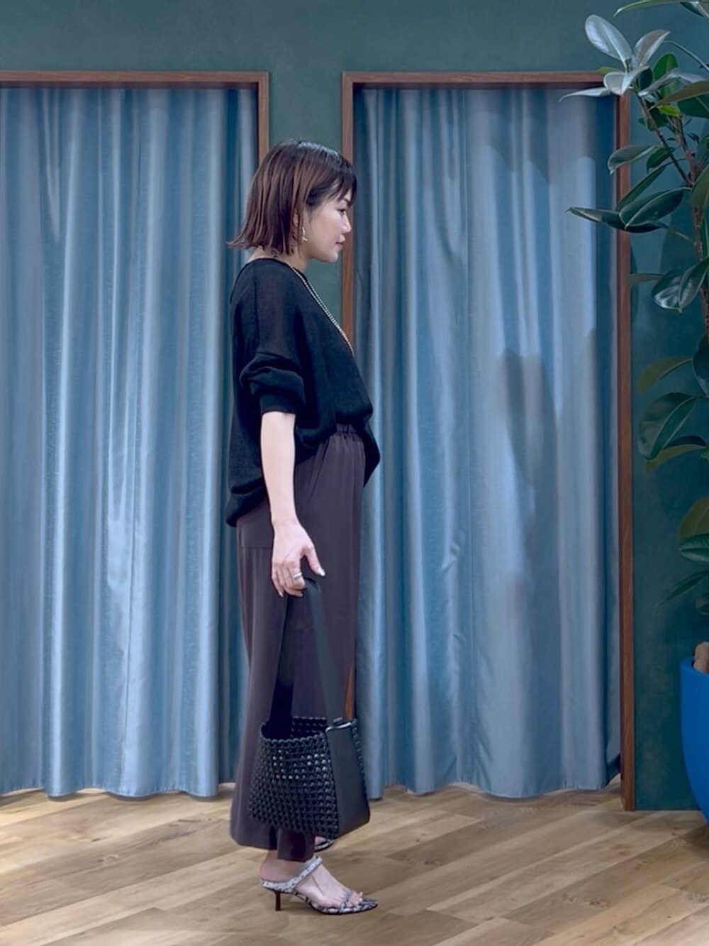 その他のサンダル、ブラック系のハンドバッグ、ブラック系のニット/セーターを着用したレディースの夏コーディネートの3枚目の写真