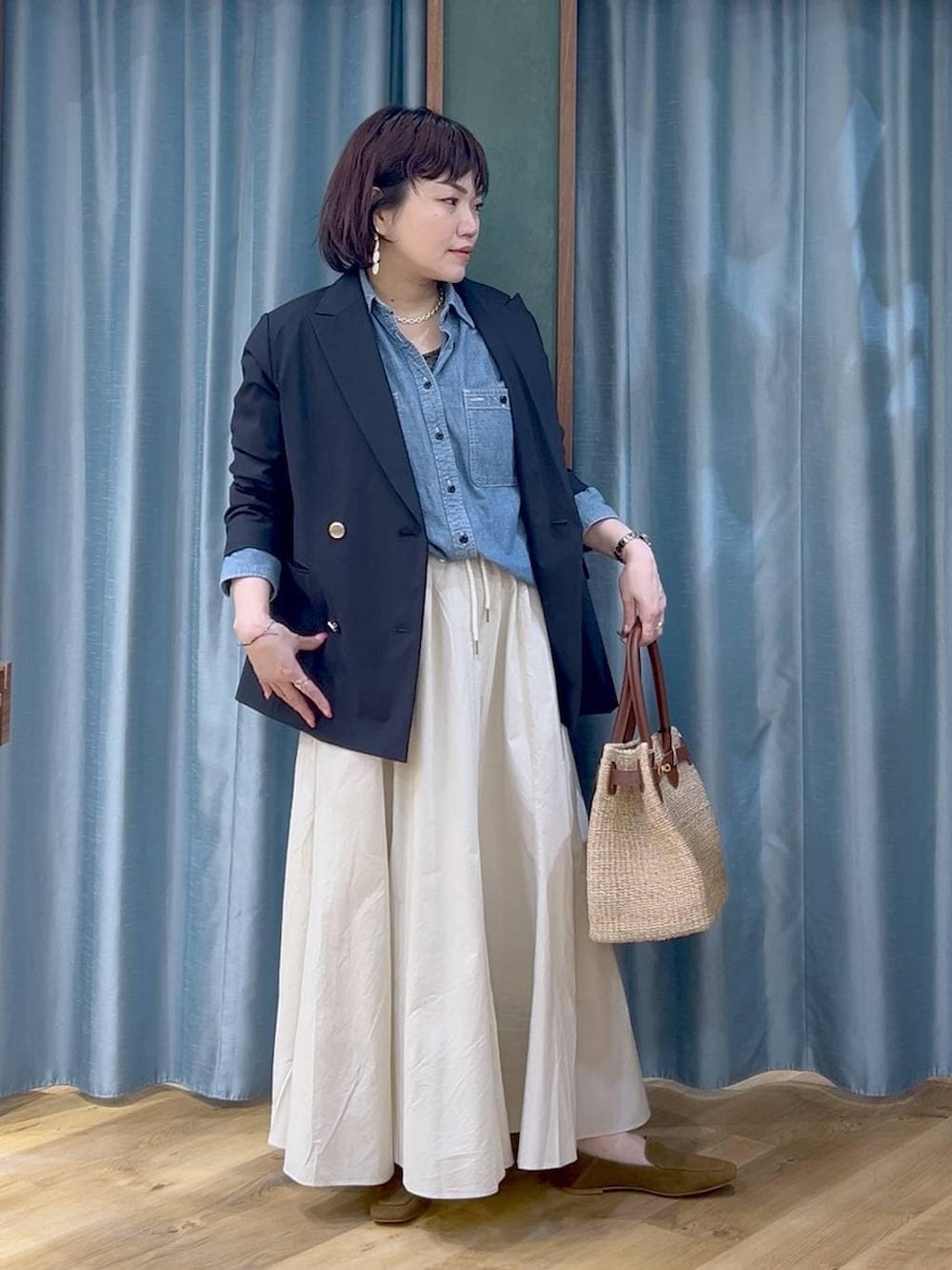 ブルー系のテーラードジャケット、ホワイト系のその他パンツ、イエロー系のローファーを着用したレディースの春コーディネートの3枚目の写真