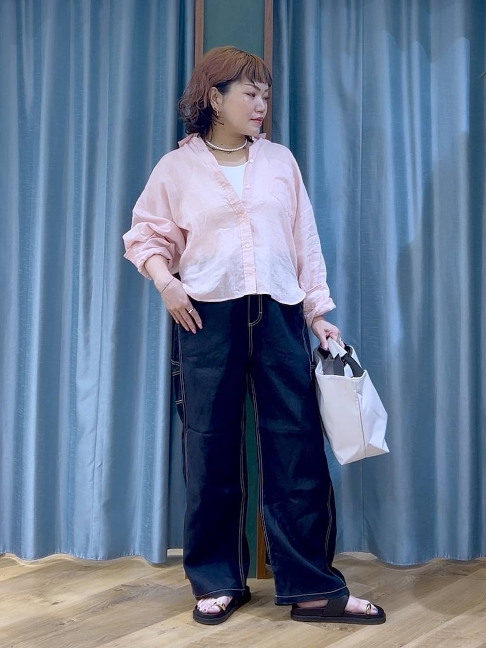 ホワイト系のトートバッグ、ブルー系のその他パンツ、ピンク系のシャツ/ブラウスを着用したレディースの夏コーディネートの2枚目の写真