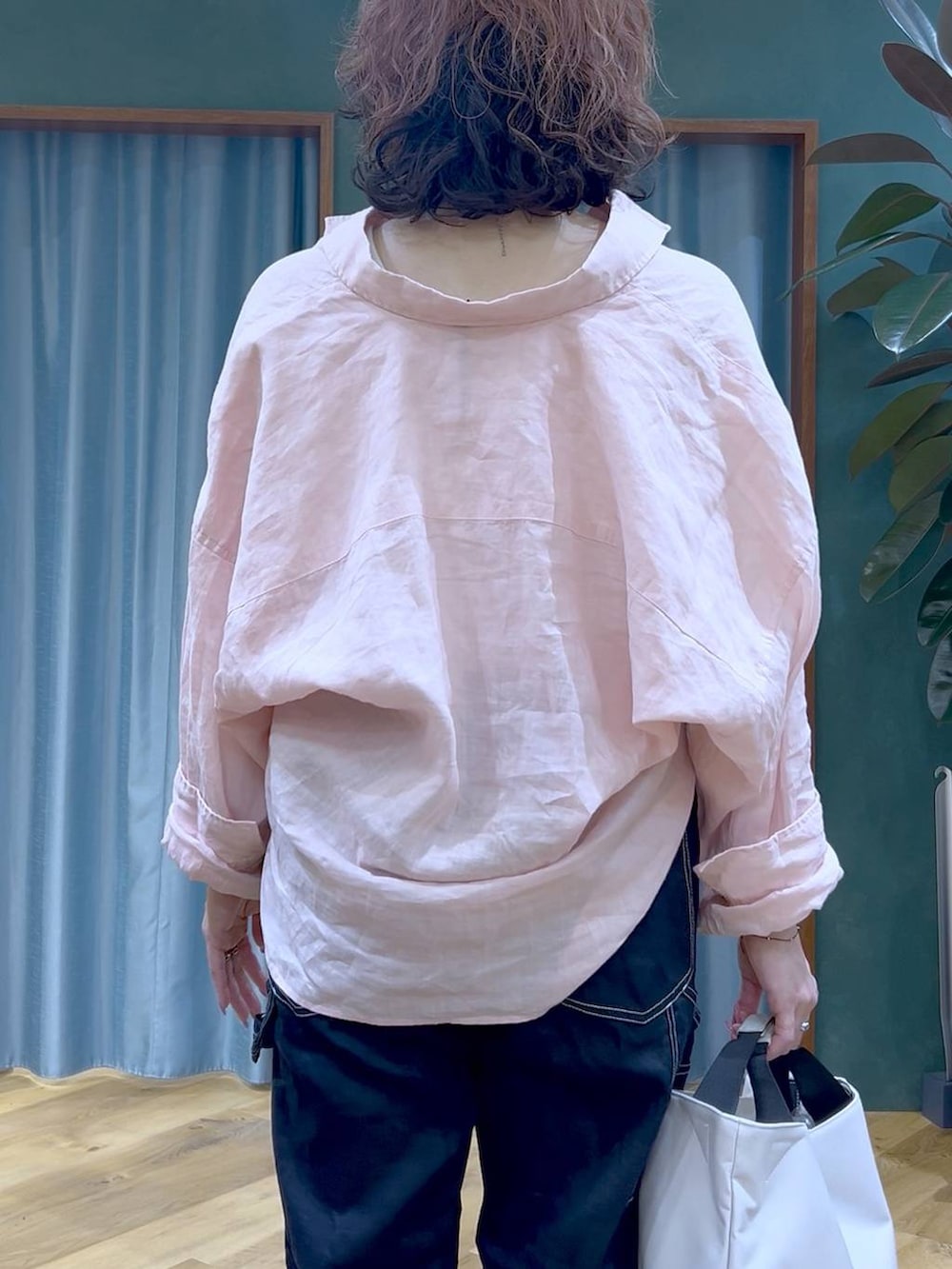 ホワイト系のトートバッグ、ブルー系のその他パンツ、ピンク系のシャツ/ブラウスを着用したレディースの夏コーディネートの8枚目の写真