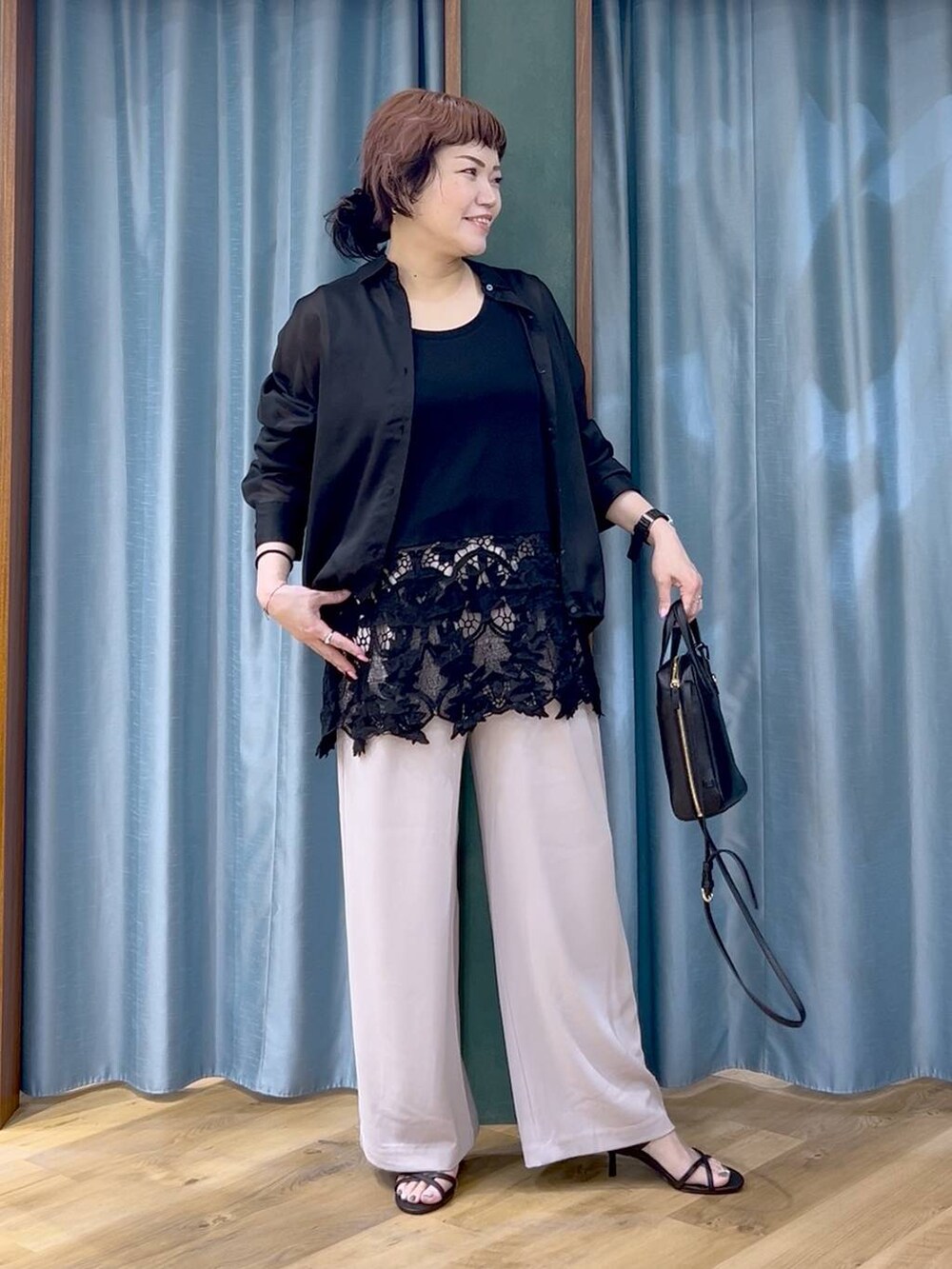 ベージュ系のその他パンツ、ブラック系のショルダーバッグ、ブラック系のサンダルを着用したレディースの夏コーディネートの2枚目の写真