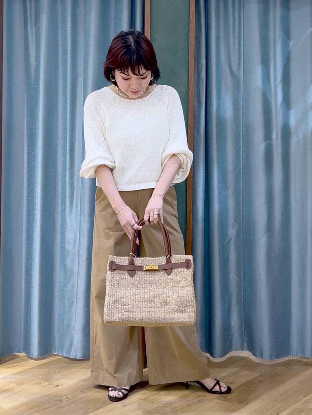 ホワイト系のキャミソール、ホワイト系のニット/セーター、ベージュ系のその他パンツを着用したレディースの春コーディネートの3枚目の写真