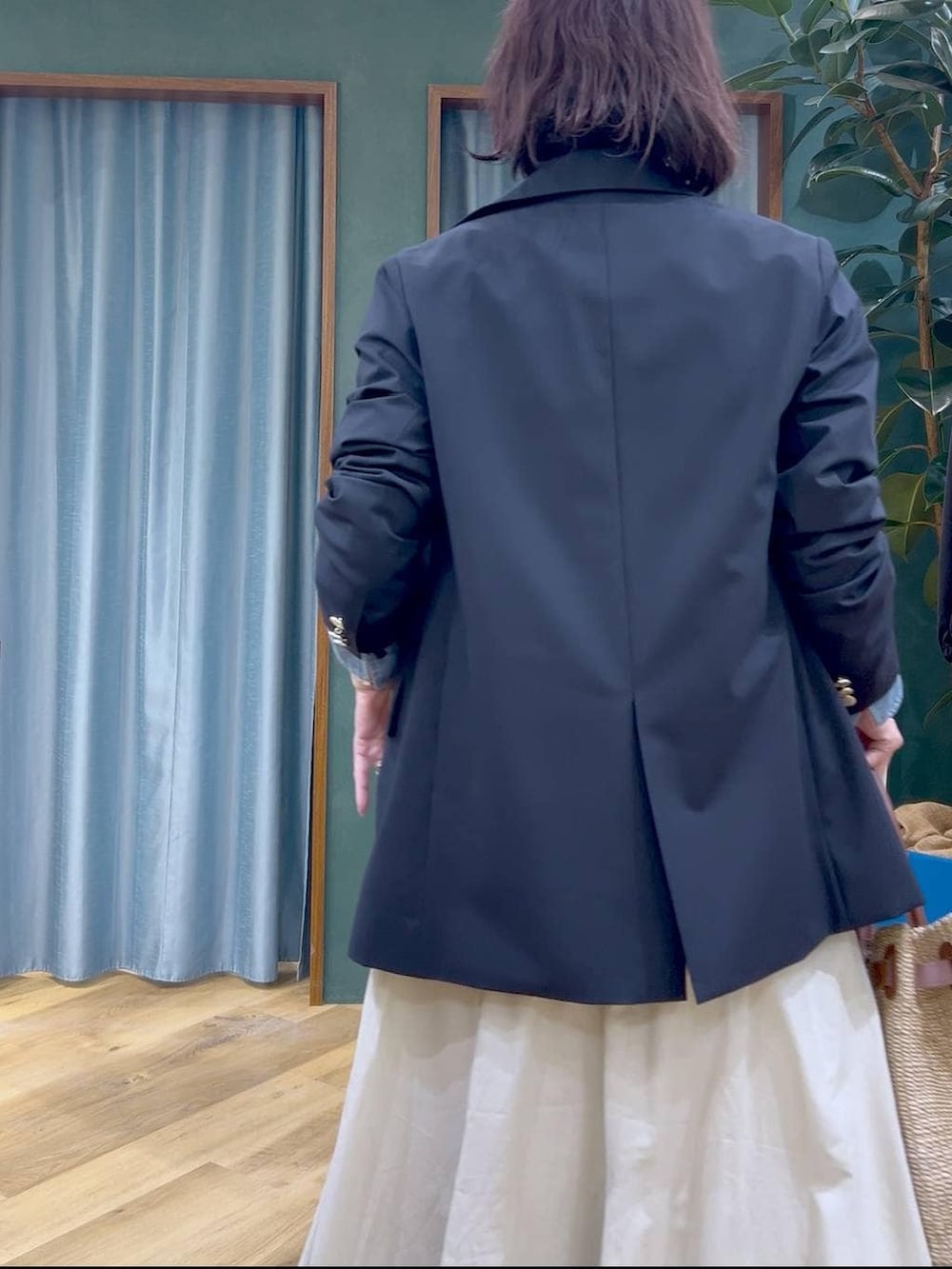 ブルー系のテーラードジャケット、ホワイト系のその他パンツ、イエロー系のローファーを着用したレディースの春コーディネートの8枚目の写真