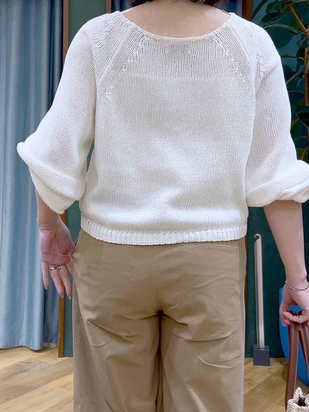 ホワイト系のキャミソール、ホワイト系のニット/セーター、ベージュ系のその他パンツを着用したレディースの春コーディネートの7枚目の写真