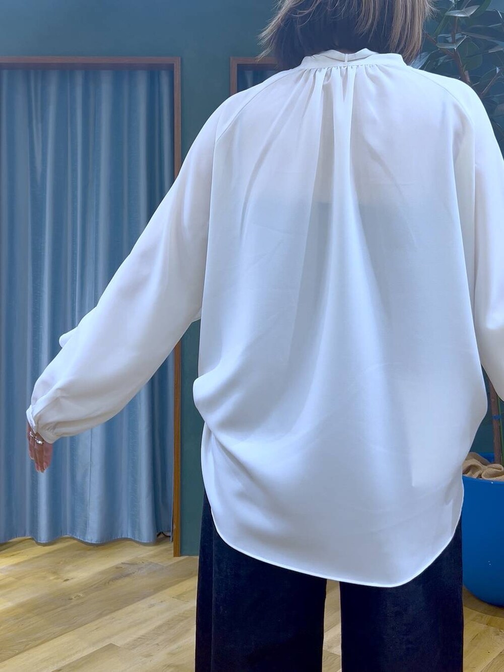 ブルー系のデニムパンツ、ホワイト系のシャツ/ブラウス、ブラック系のトートバッグを着用したレディースの冬コーディネートの8枚目の写真