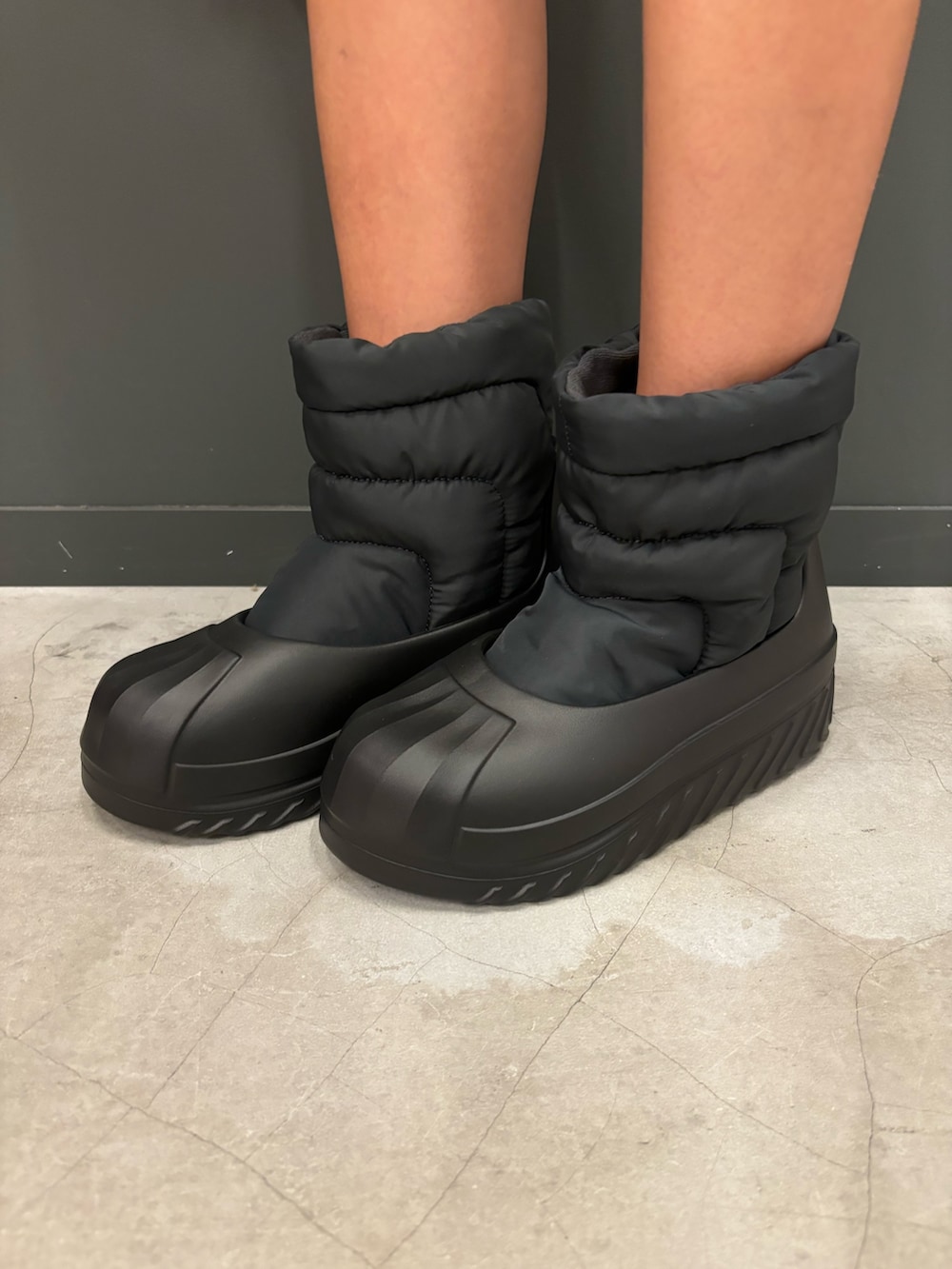 ブラック系のつなぎ/オールインワン、ブラック系のスニーカー、ブルー系のショルダーバッグを着用したレディースの秋コーディネートの2枚目の写真