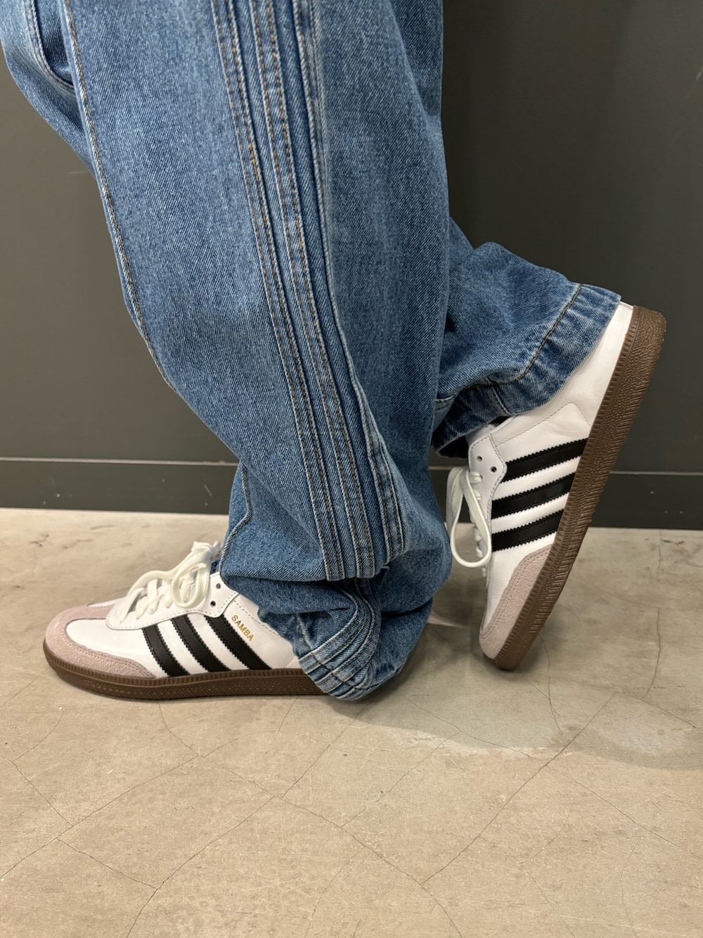 ブラック系のナイロンジャケット、ブラック系のダウンジャケット/コート、ブルー系のデニムパンツを着用したレディースの秋コーディネートの3枚目の写真