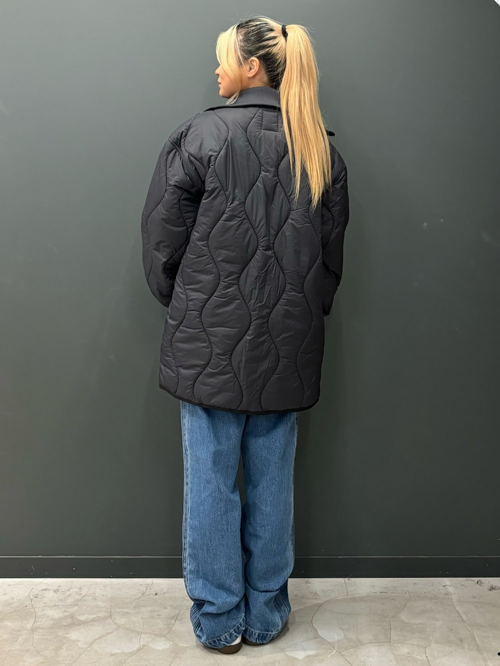 ブラック系のナイロンジャケット、ブラック系のダウンジャケット/コート、ブルー系のデニムパンツを着用したレディースの秋コーディネートの2枚目の写真