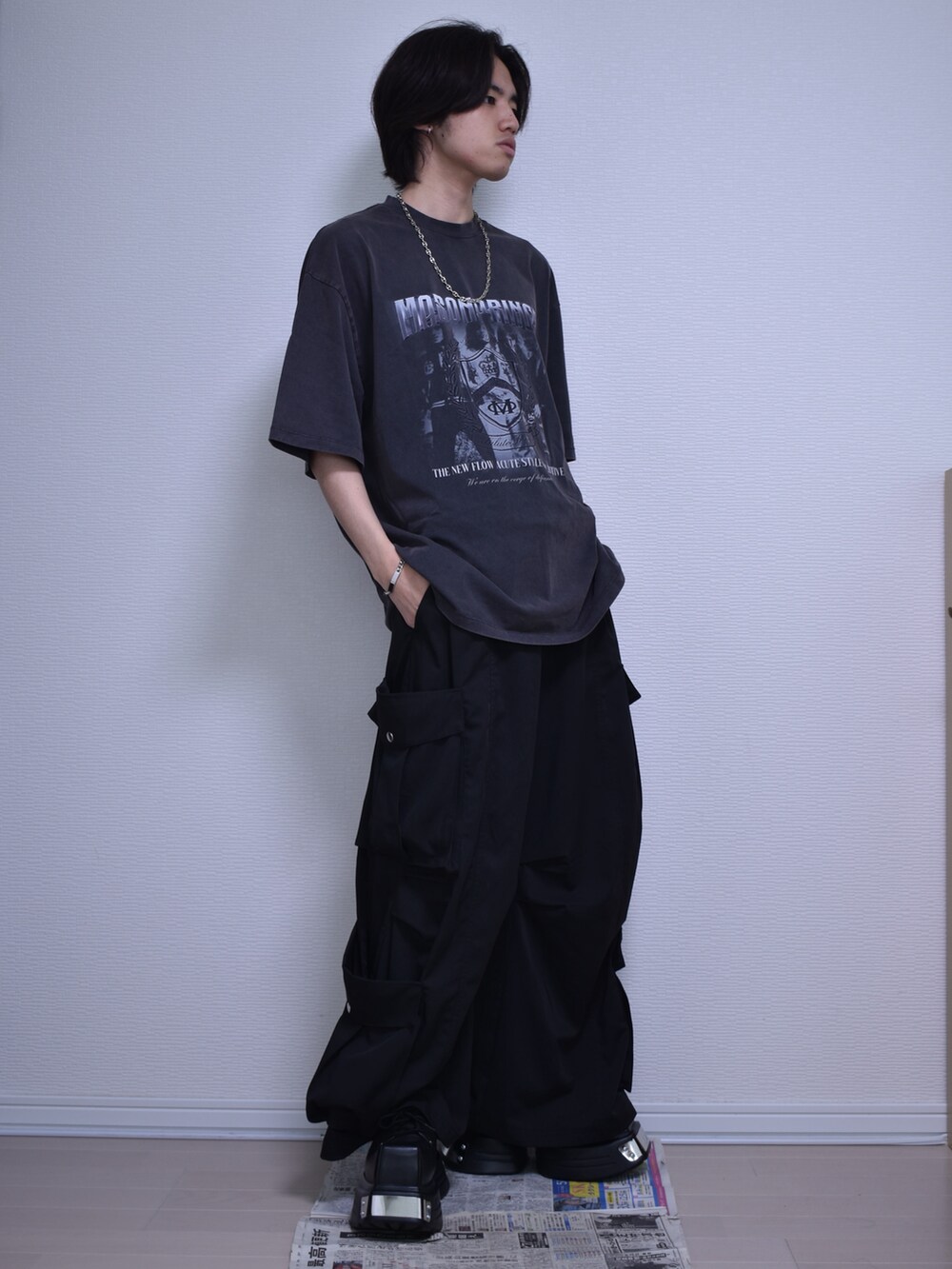 ブラック系のカーゴパンツ、グレー系のTシャツ/カットソー、ブラック系のドレスシューズを着用したメンズの夏コーディネートの2枚目の写真