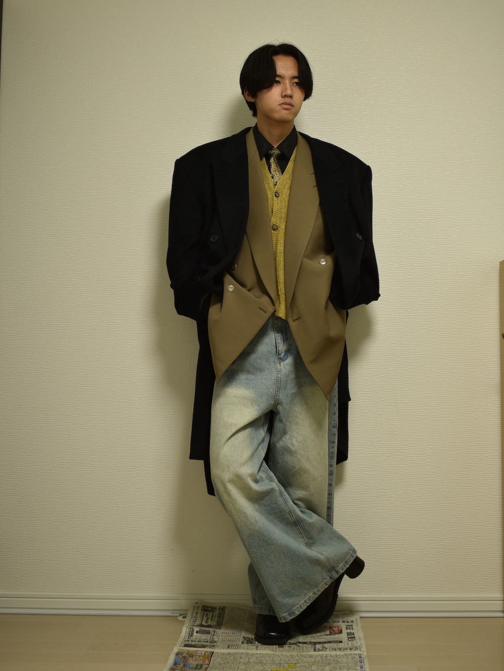「レイヤードスタイル、オトナカジュアル、プチプラコーデ、フレアパンツ、デニム、ワイドパンツ、革靴、キレイめ、きれいめカジュアル、冬コーデ、古着MIX、古着、ニット、ベスト、テーラードジャケット」｜「MASONPRINCEのサイドベルト ワイドフレアデニムパンツ NZK6069【MASONPRINCE】（デニムパンツ、ブルー系）」を使った、KACCHAN   さん（メンズ・178cm）の冬コーディネートの2枚目の写真