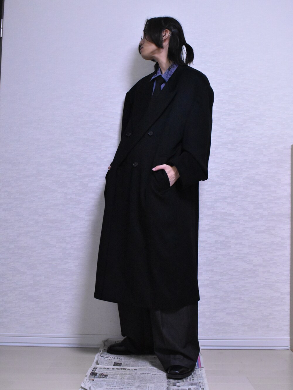 ブラック系のチェスターコート、パープル系のシャツ/ブラウス、ブラック系のネクタイを着用したメンズの秋コーディネートの3枚目の写真