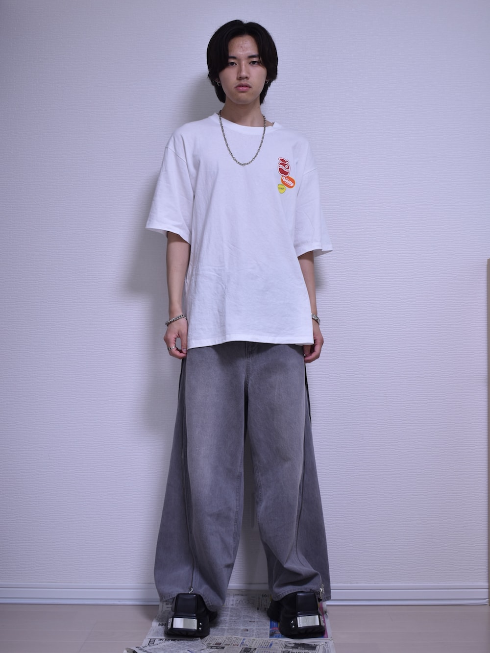 ホワイト系のTシャツ/カットソー、グレー系のデニムパンツ、ブラック系のドレスシューズを着用したメンズの夏コーディネートの4枚目の写真