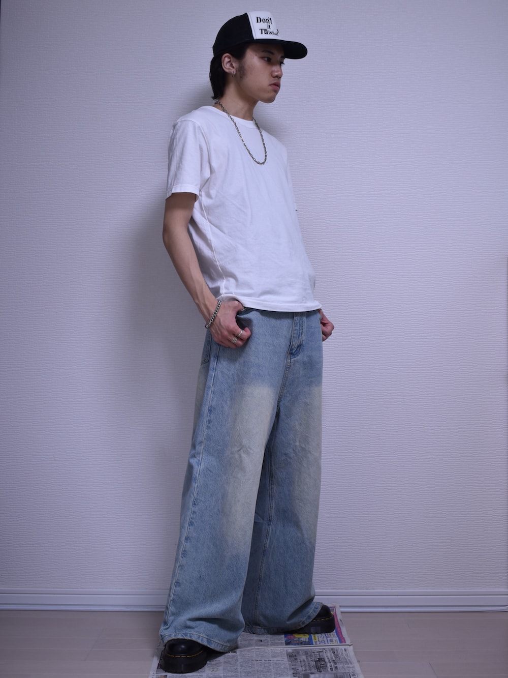 「夏ルックで気分アップ、デニム、ワイドパンツ、フレアパンツ、白Tシャツ、夏コーデ、シンプルコーデ、カジュアル、きれいめカジュアル、革靴、ブーツ、古着MIX、古着、シルバーアクセサリー、メンズファッション」｜「UNIQLOのアイテム（Tシャツ/カットソー、ホワイト系）」を使った、KACCHAN   さん（メンズ・178cm）の夏コーディネートの2枚目の写真