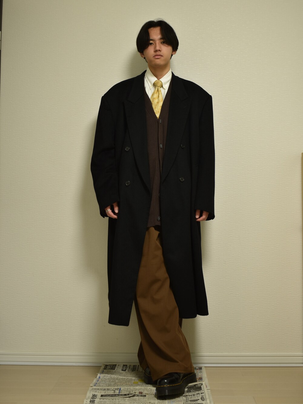 「真冬のあったかスタイル、冬コーデ、古着MIX、古着、きれいめカジュアル、おしゃれさんと繋がりたい、オーバーサイズ、レイヤードスタイル、シンプルコーデ、シャツスタイル、革靴、ブーツ、ネクタイ、ニット、カーディガン」｜「MASONPRINCEの1タックワイドシルエットスラックス SK2050 【MASONPRINCE】（スラックス、ブラウン系）」を使った、KACCHAN   さん（メンズ・178cm）の冬コーディネートの4枚目の写真