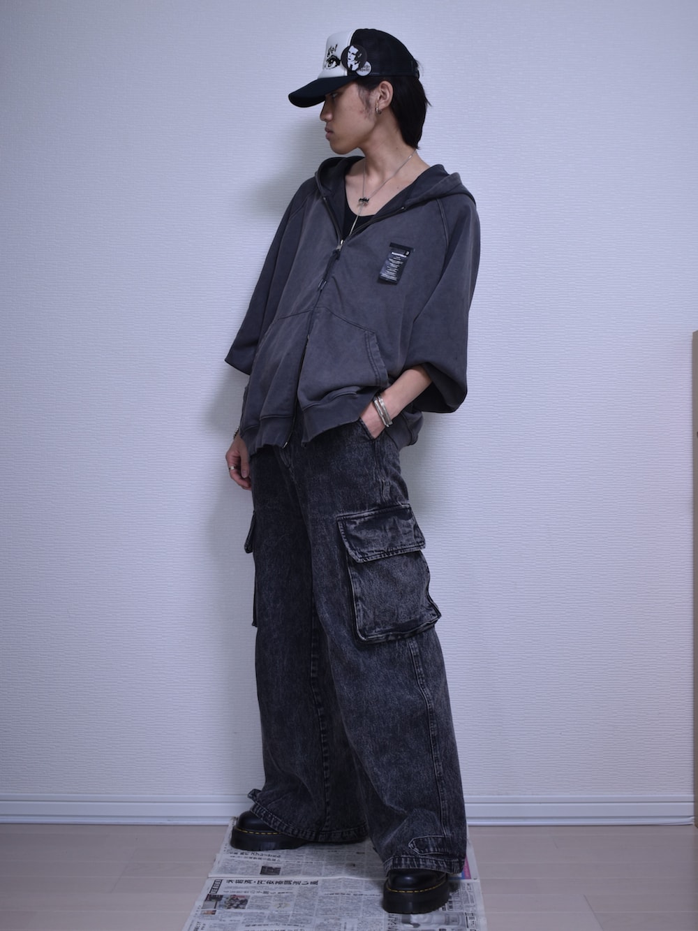 ブラック系のカーゴパンツ、グレー系のパーカー、ブラック系のブーツを着用したメンズの夏コーディネートの5枚目の写真