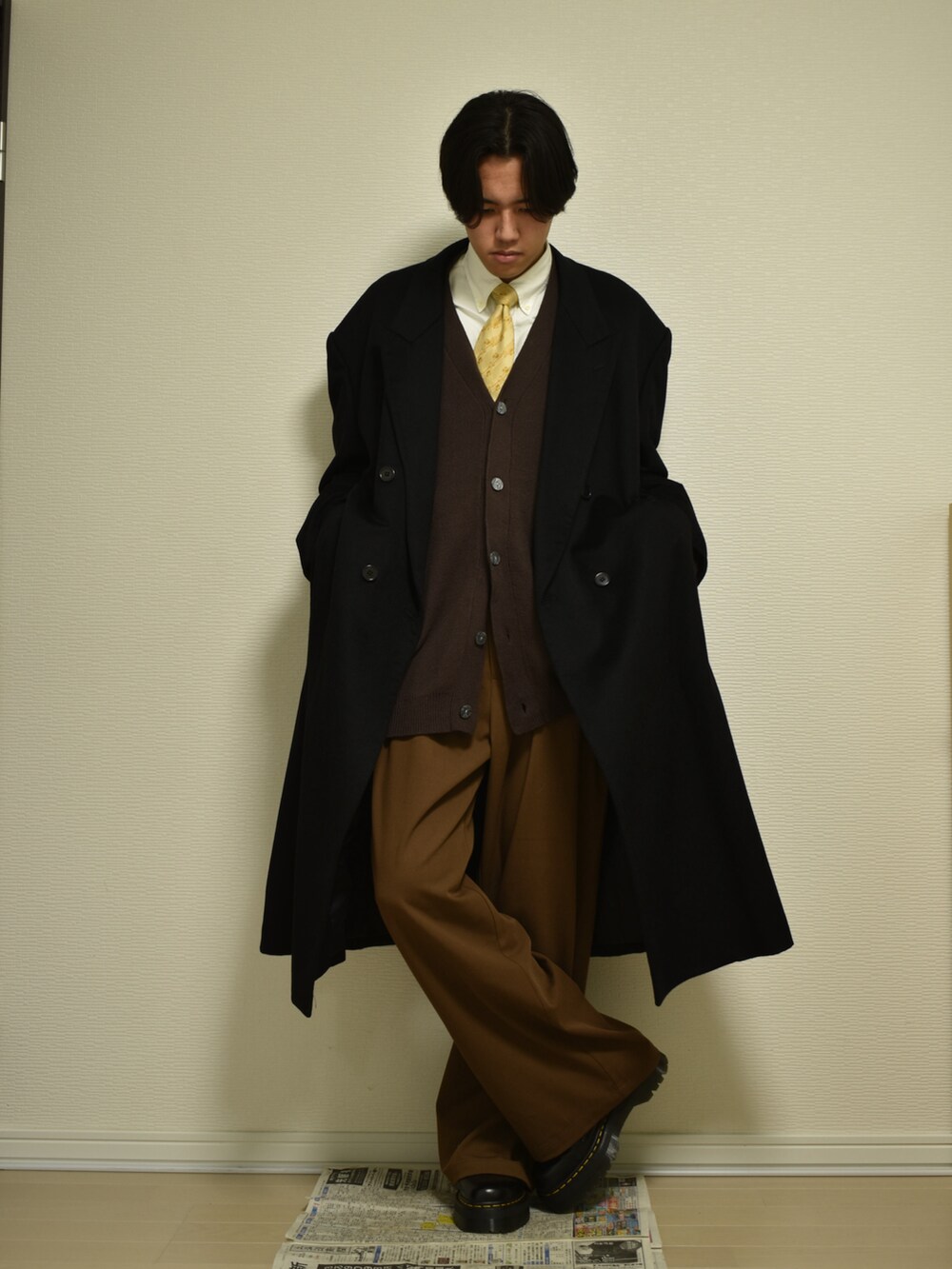 「真冬のあったかスタイル、冬コーデ、古着MIX、古着、きれいめカジュアル、おしゃれさんと繋がりたい、オーバーサイズ、レイヤードスタイル、シンプルコーデ、シャツスタイル、革靴、ブーツ、ネクタイ、ニット、カーディガン」｜「MASONPRINCEの1タックワイドシルエットスラックス SK2050 【MASONPRINCE】（スラックス、ブラウン系）」を使った、KACCHAN   さん（メンズ・178cm）の冬コーディネートの3枚目の写真