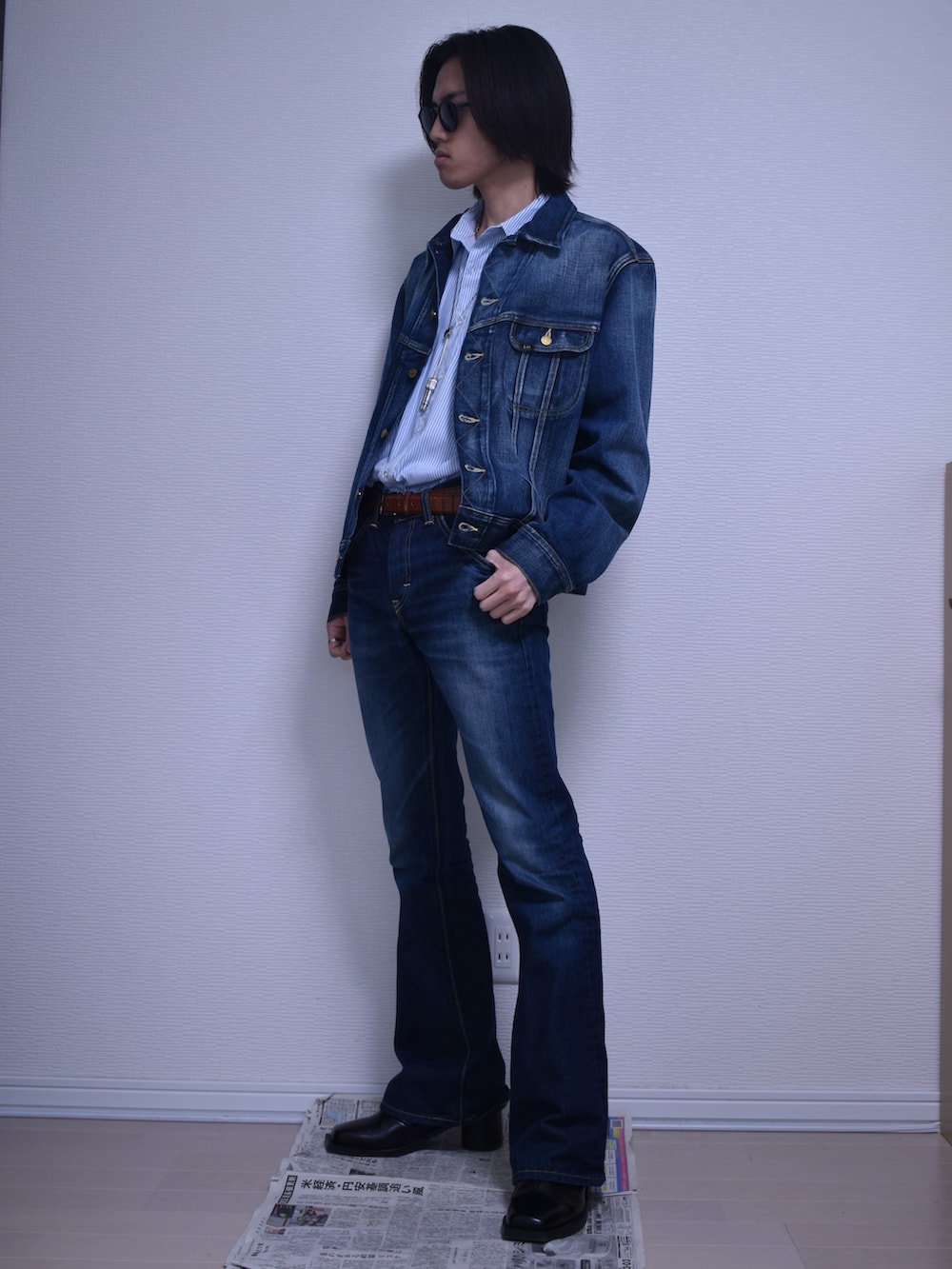 ブルー系のデニムパンツ、ブルー系のデニムジャケット、ブルー系のシャツ/ブラウスを着用したメンズの秋コーディネートの2枚目の写真