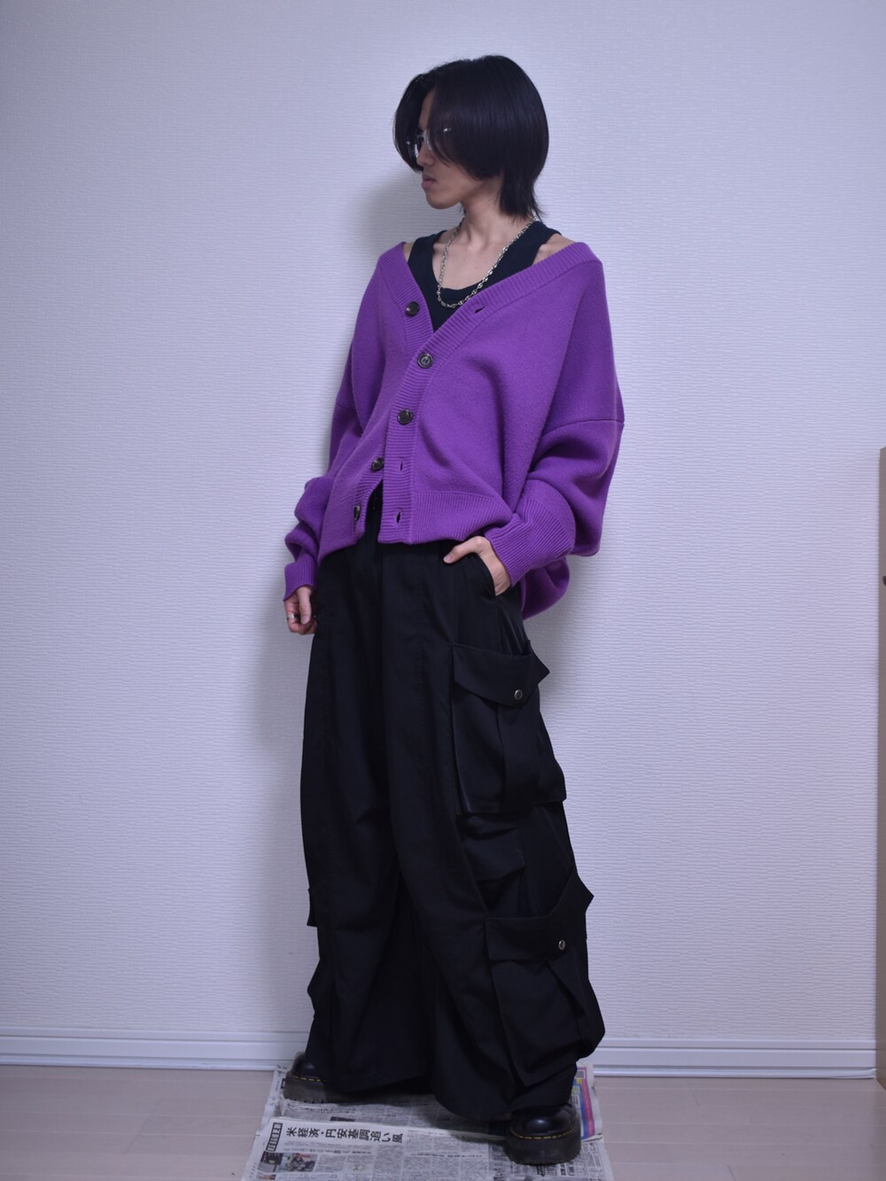 ブラック系のカーゴパンツ、パープル系のカーディガン/ボレロ、ブラック系のブーツを着用したメンズの秋コーディネートの2枚目の写真