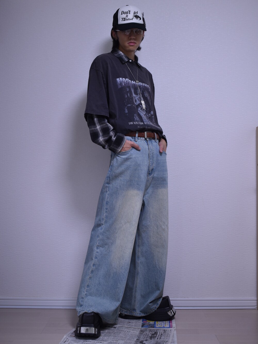 ブルー系のデニムパンツ、グレー系のTシャツ/カットソー、その他のシャツ/ブラウスを着用したメンズの秋コーディネートの3枚目の写真