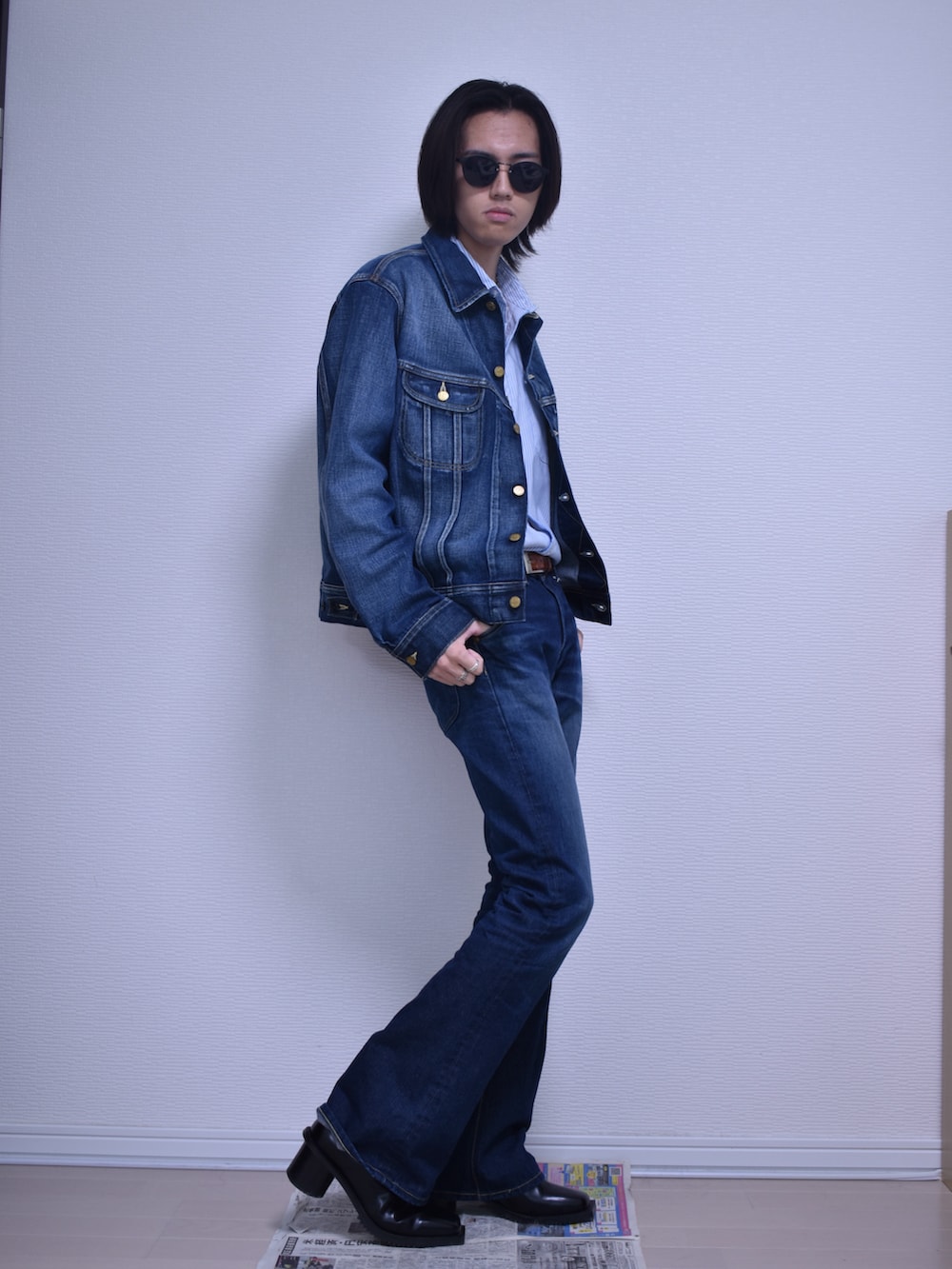 ブルー系のデニムパンツ、ブルー系のデニムジャケット、ブルー系のシャツ/ブラウスを着用したメンズの秋コーディネートの5枚目の写真