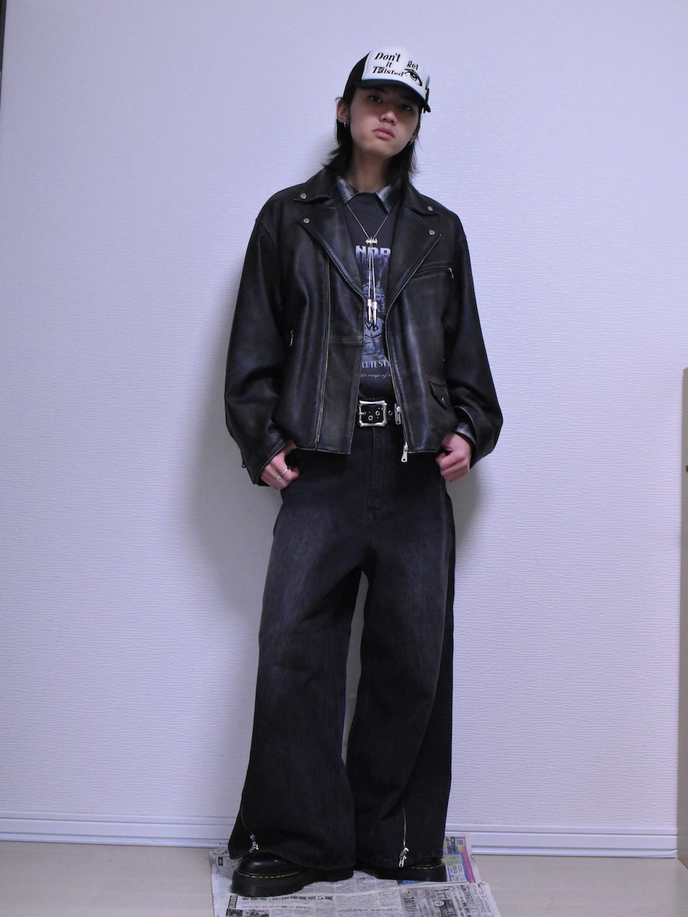 ブラック系のデニムパンツ、ブラック系のライダースジャケット、グレー系のTシャツ/カットソーを着用したメンズの冬コーディネートの4枚目の写真