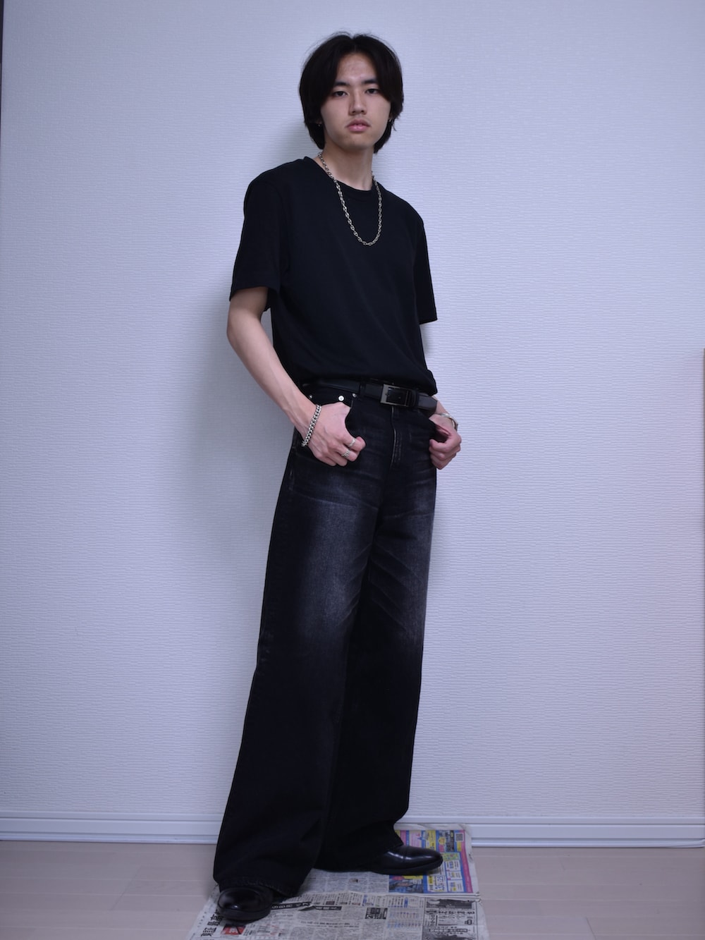 ブラック系のデニムパンツ、ブラック系のTシャツ/カットソー、ブラック系のドレスシューズを着用したメンズの夏コーディネートの2枚目の写真
