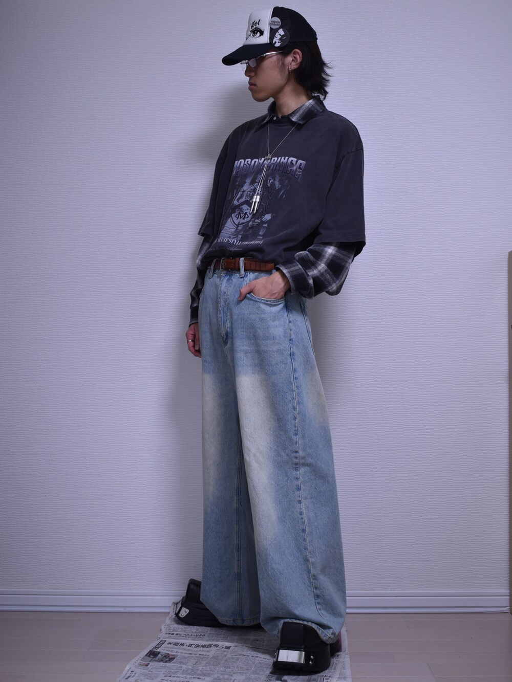 ブルー系のデニムパンツ、グレー系のTシャツ/カットソー、その他のシャツ/ブラウスを着用したメンズの秋コーディネートの2枚目の写真