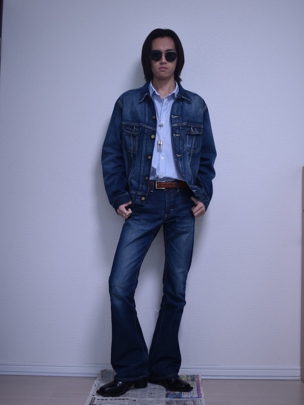 ブルー系のデニムパンツ、ブルー系のデニムジャケット、ブルー系のシャツ/ブラウスを着用したメンズの秋コーディネートの4枚目の写真