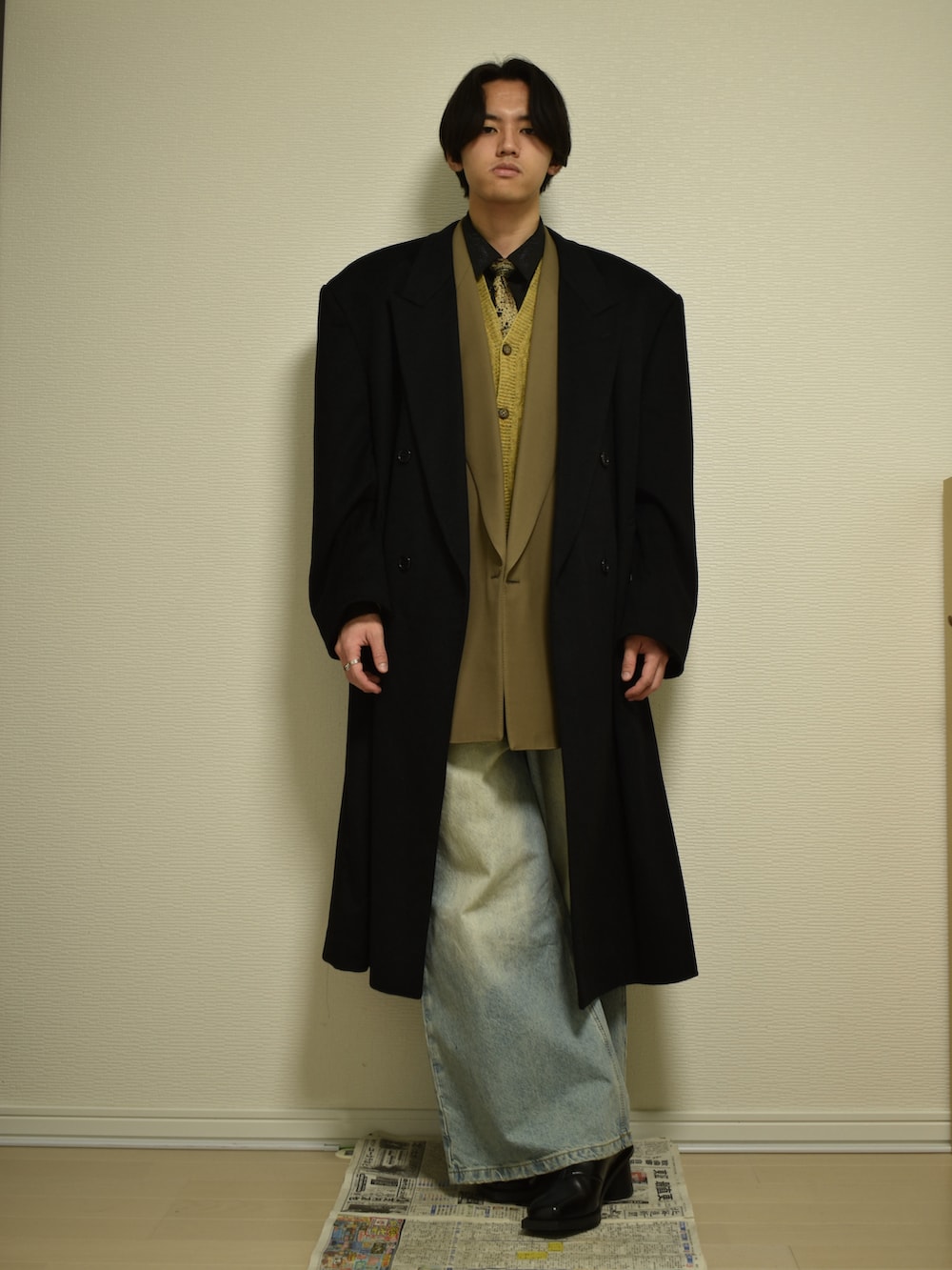 「レイヤードスタイル、オトナカジュアル、プチプラコーデ、フレアパンツ、デニム、ワイドパンツ、革靴、キレイめ、きれいめカジュアル、冬コーデ、古着MIX、古着、ニット、ベスト、テーラードジャケット」｜「MASONPRINCEのサイドベルト ワイドフレアデニムパンツ NZK6069【MASONPRINCE】（デニムパンツ、ブルー系）」を使った、KACCHAN   さん（メンズ・178cm）の冬コーディネートの4枚目の写真