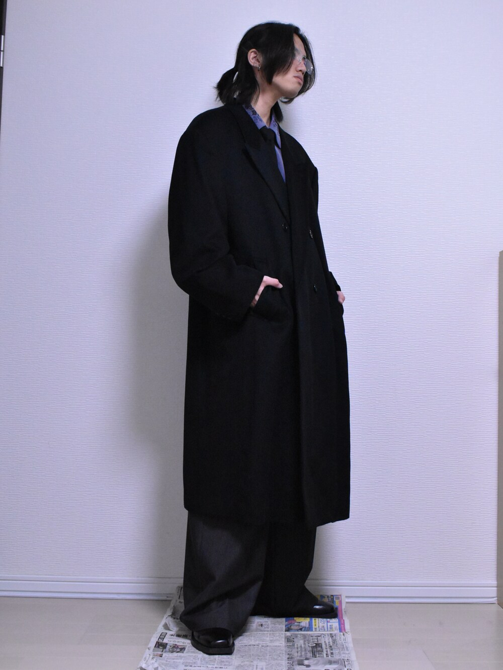 ブラック系のチェスターコート、パープル系のシャツ/ブラウス、ブラック系のネクタイを着用したメンズの秋コーディネートの2枚目の写真