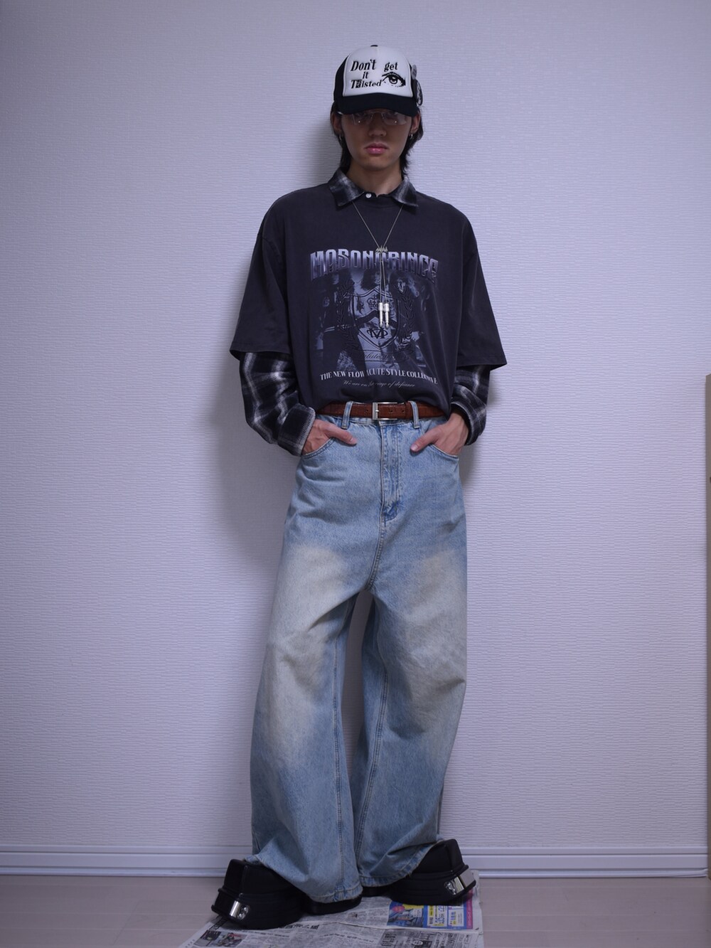 ブルー系のデニムパンツ、グレー系のTシャツ/カットソー、その他のシャツ/ブラウスを着用したメンズの秋コーディネートの5枚目の写真