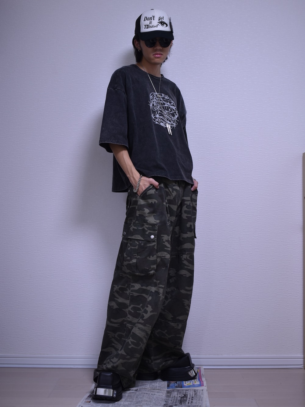 その他のカーゴパンツ、ブラック系のTシャツ/カットソー、ブラック系のドレスシューズを着用したメンズの秋コーディネートの3枚目の写真