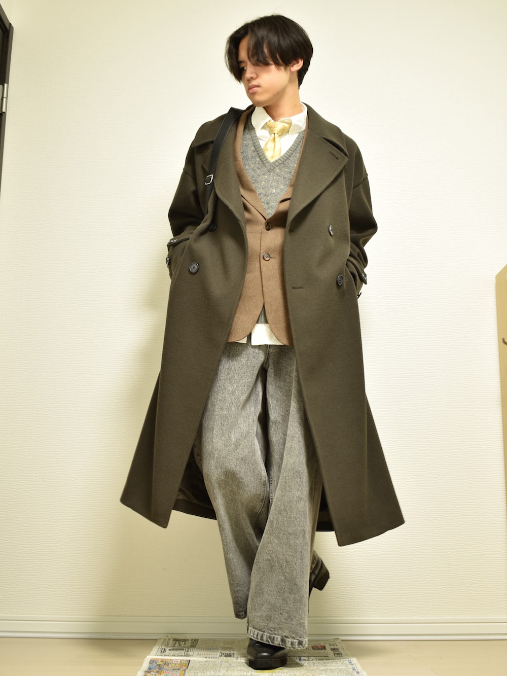 「ニット、ベスト、ブラウン、レザー、ブーツ、古着MIX、古着、お洒落さんとつながりたい、メンズファッション、ジャケット、秋冬コーデ、秋コーデ、デニム、ワイドパンツ、フレアパンツ」｜「CLELの【CLEL】Vintage Design Flare Denim Pants /ヴィンテージデザイン フレアデニムパンツ（デニムパンツ、グレー系）」を使った、KACCHAN   さん（メンズ・178cm）の秋コーディネートの3枚目の写真