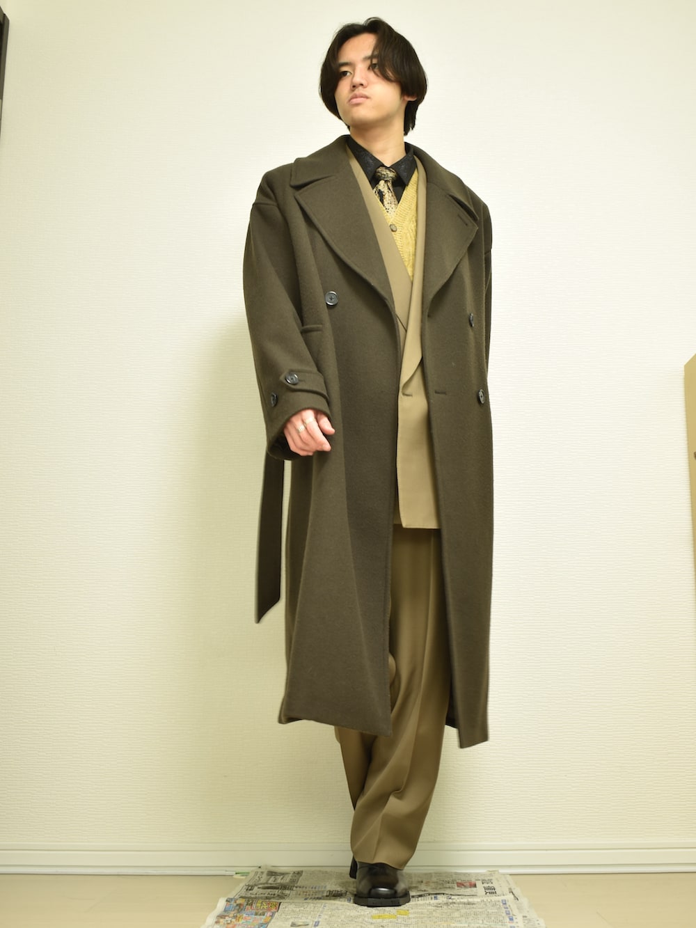 「冬コーデ、ロングコート、スーツスタイル、革靴、古着MIX、古着、ネクタイ、シャツスタイル、ニット、ベスト、スラックス、ジャケット、レイヤードスタイル、キレイめ、お洒落さんとつながりたい」｜「NINA RICCIのアイテム（スラックス、ベージュ系）」を使った、KACCHAN   さん（メンズ・178cm）の冬コーディネートの4枚目の写真
