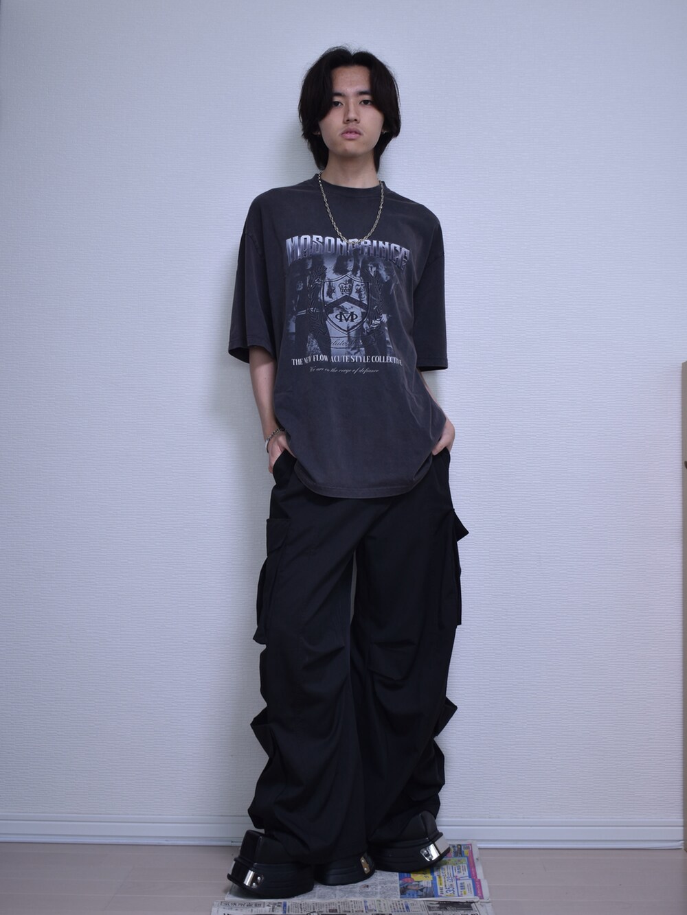 ブラック系のカーゴパンツ、グレー系のTシャツ/カットソー、ブラック系のドレスシューズを着用したメンズの夏コーディネートの3枚目の写真