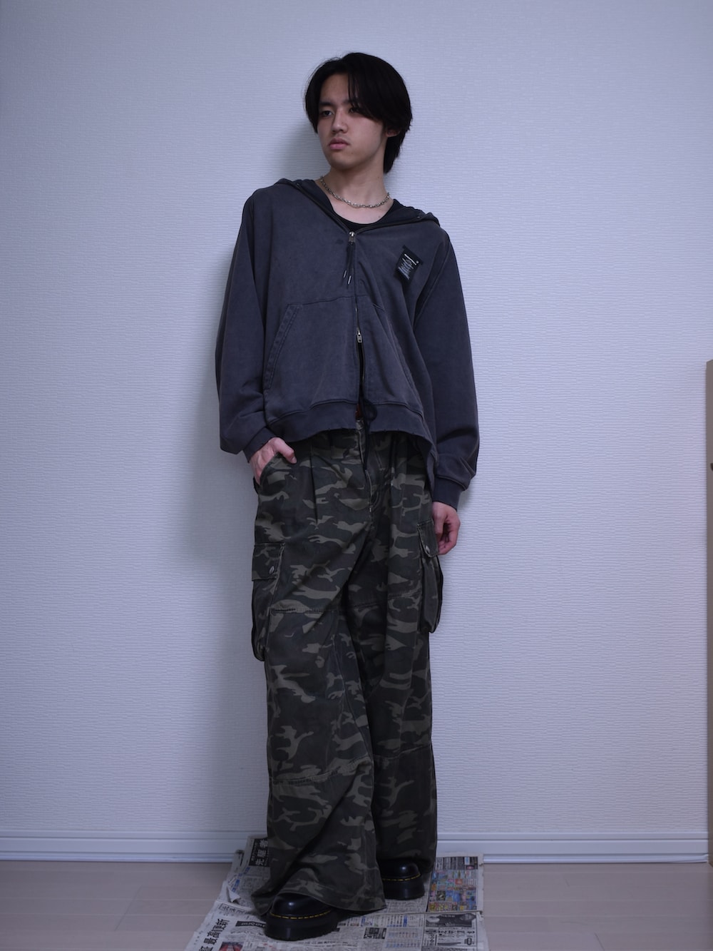 「カジュアル、ストリート、オトナカジュアル、ラフ、カーゴパンツ、ワイドパンツ、迷彩、パーカー、革靴、ブーツ、春コーデ、レイヤードスタイル、タンクトップ、シルバーアクセサリー、シンプルコーデ」｜「MASONPRINCEの品質タグプリント ダブルZIPパーカー WY6216【MASONPRINCE × THE GOD PARTICLE】（パーカー、グレー系）」を使った、KACCHAN   さん（メンズ・178cm）の春コーディネートの4枚目の写真