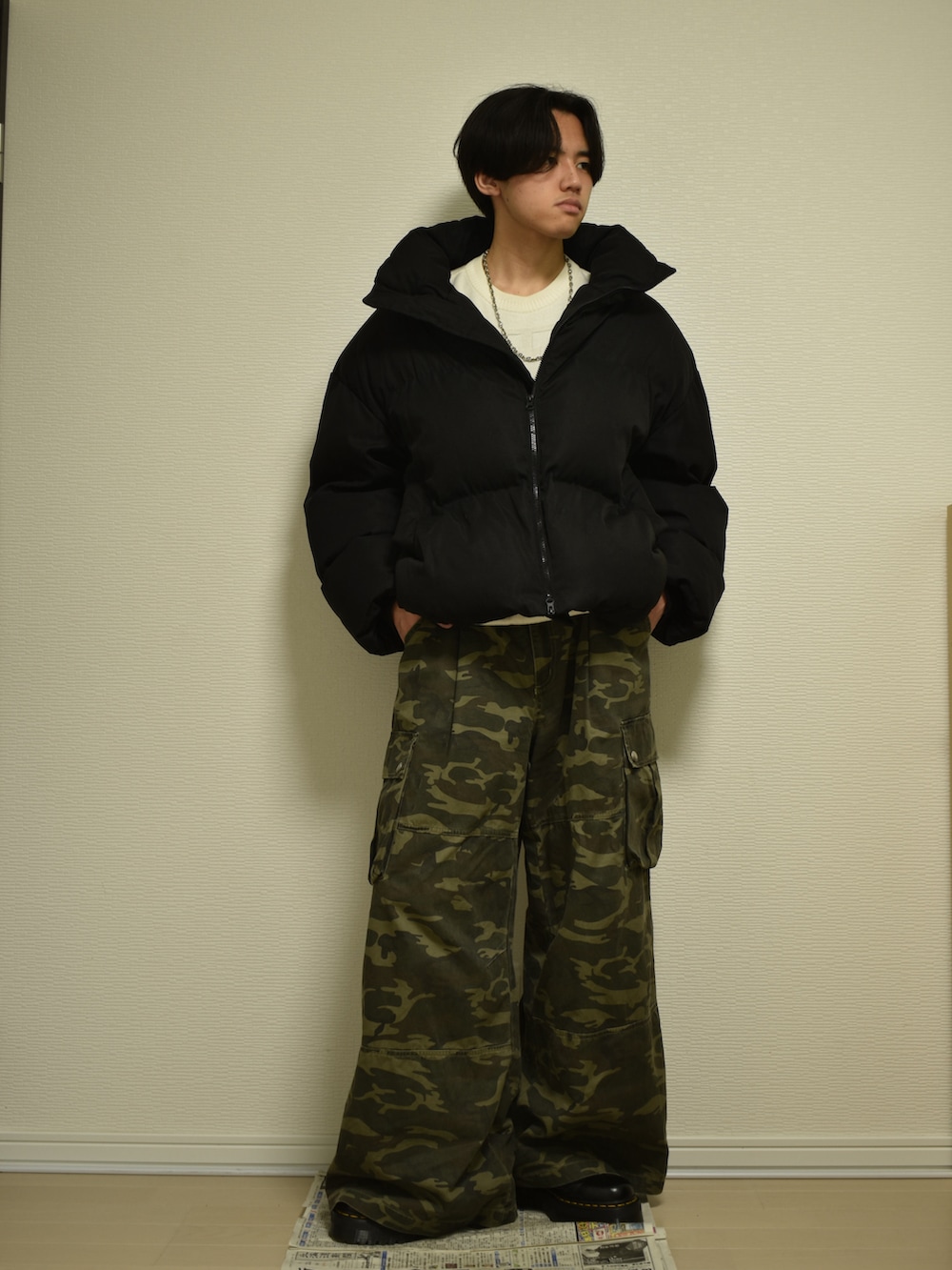 その他のカーゴパンツ、ブラック系のダウンジャケット/コート、ホワイト系のニット/セーターを着用したメンズの冬コーディネートの2枚目の写真