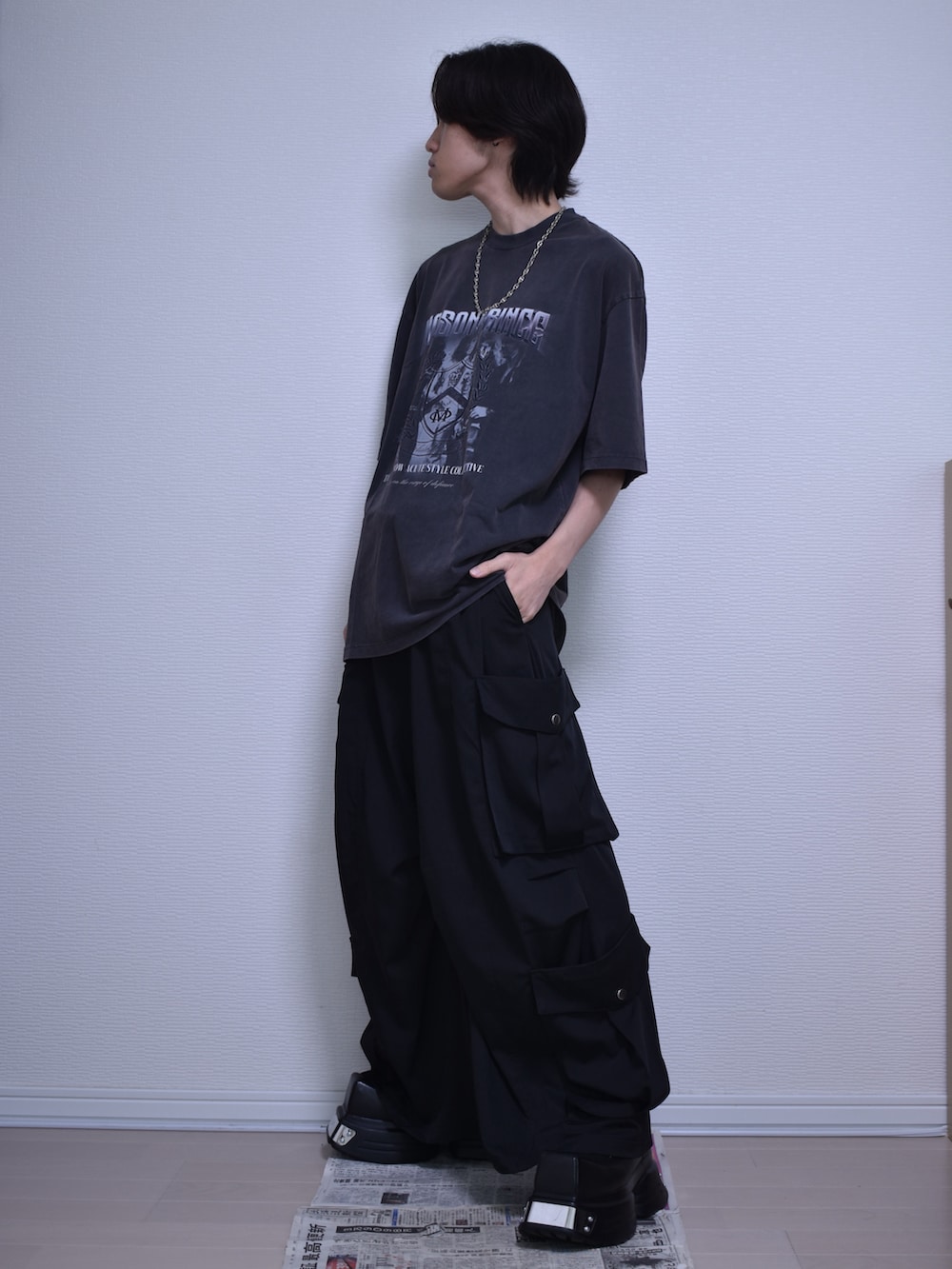 ブラック系のカーゴパンツ、グレー系のTシャツ/カットソー、ブラック系のドレスシューズを着用したメンズの夏コーディネートの4枚目の写真